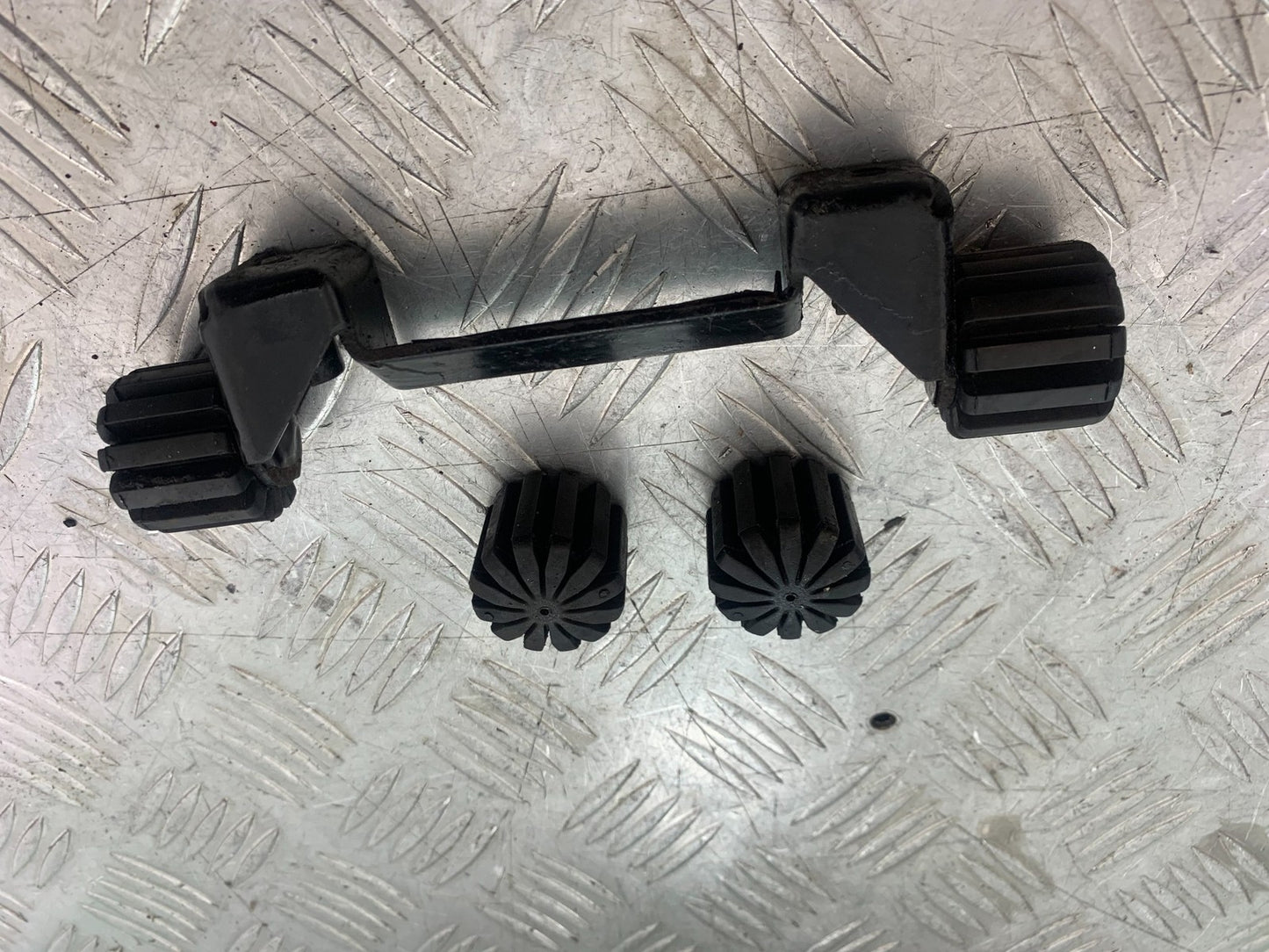 BMW R850 R R850R PETROL TANK MOUNT AND RUBBERS  YEAR 1994-2002 (CMB1170)