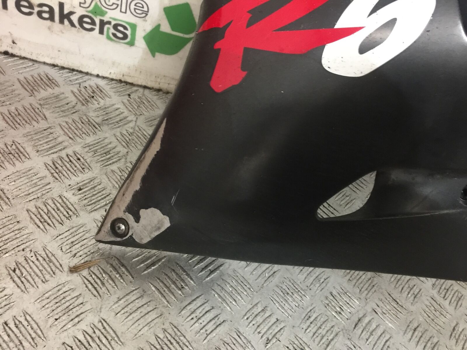 YAMAHA R6 5EB LEFT LOWER FAIRING YEAR 1999-2002 (STOCK 757)