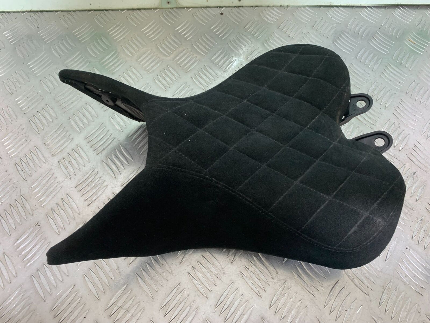 TRIUMPH 1050 SPEED TRIPLE RS SUEDE FRONT SEAT YEAR 2018-2020 (CMB1029)