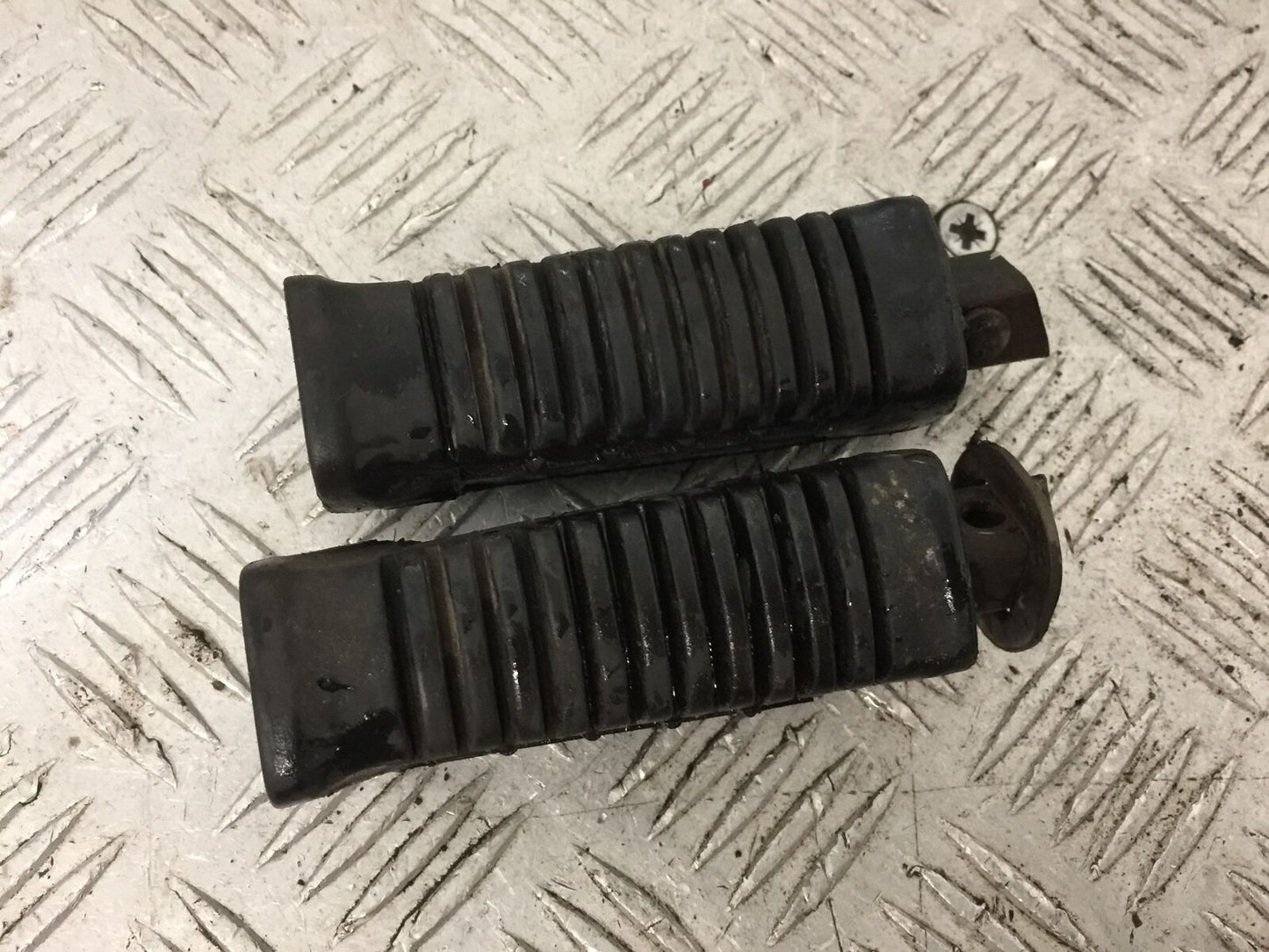 SUZUKI GS500 GS 500 REAR FOOTPEGS  YEAR 2004-09 (STOCK 882)