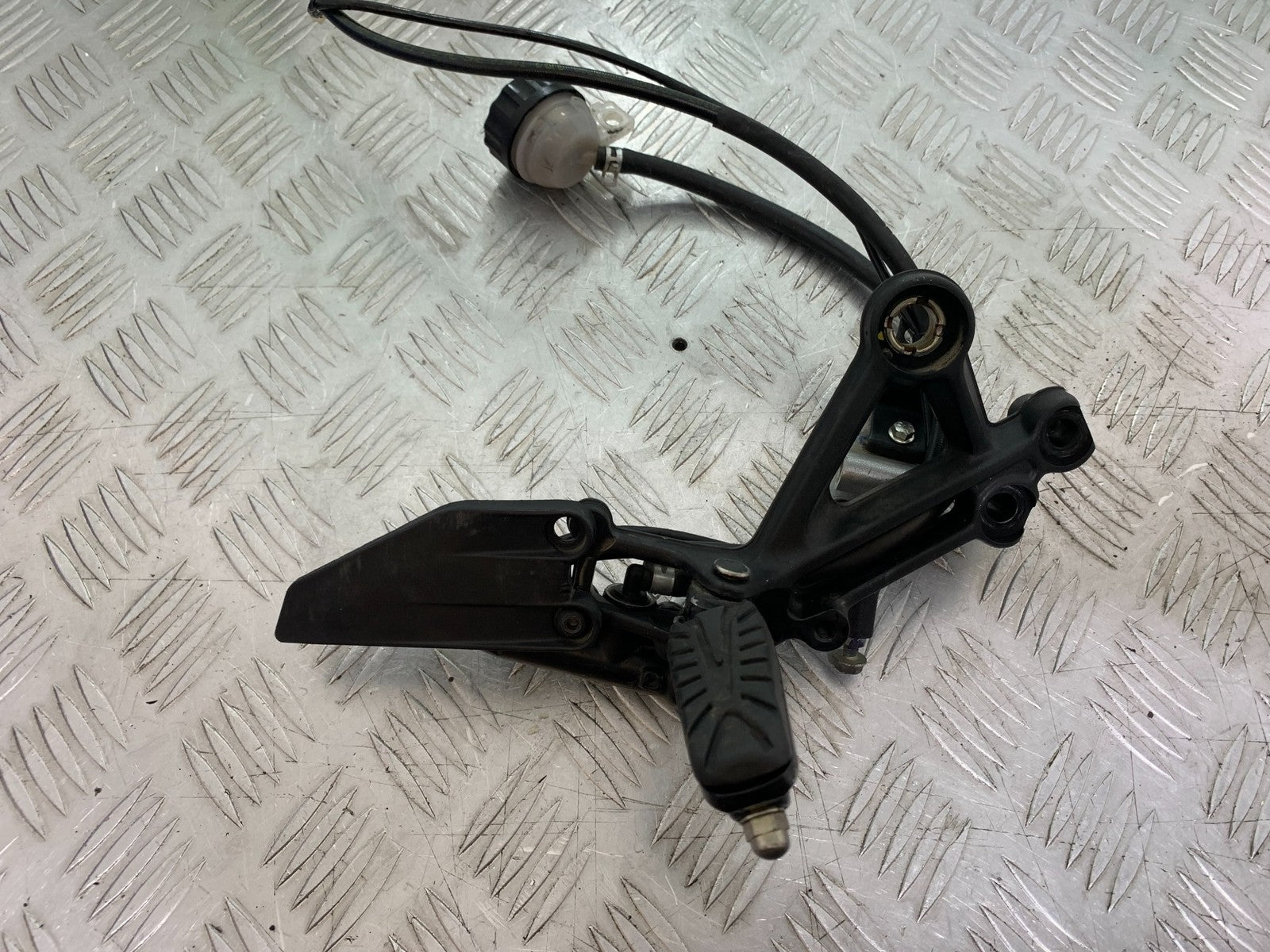 KTM 125 DUKE FRONT RIGHT HANGER   YEAR 2018-2023 (CMB1185)