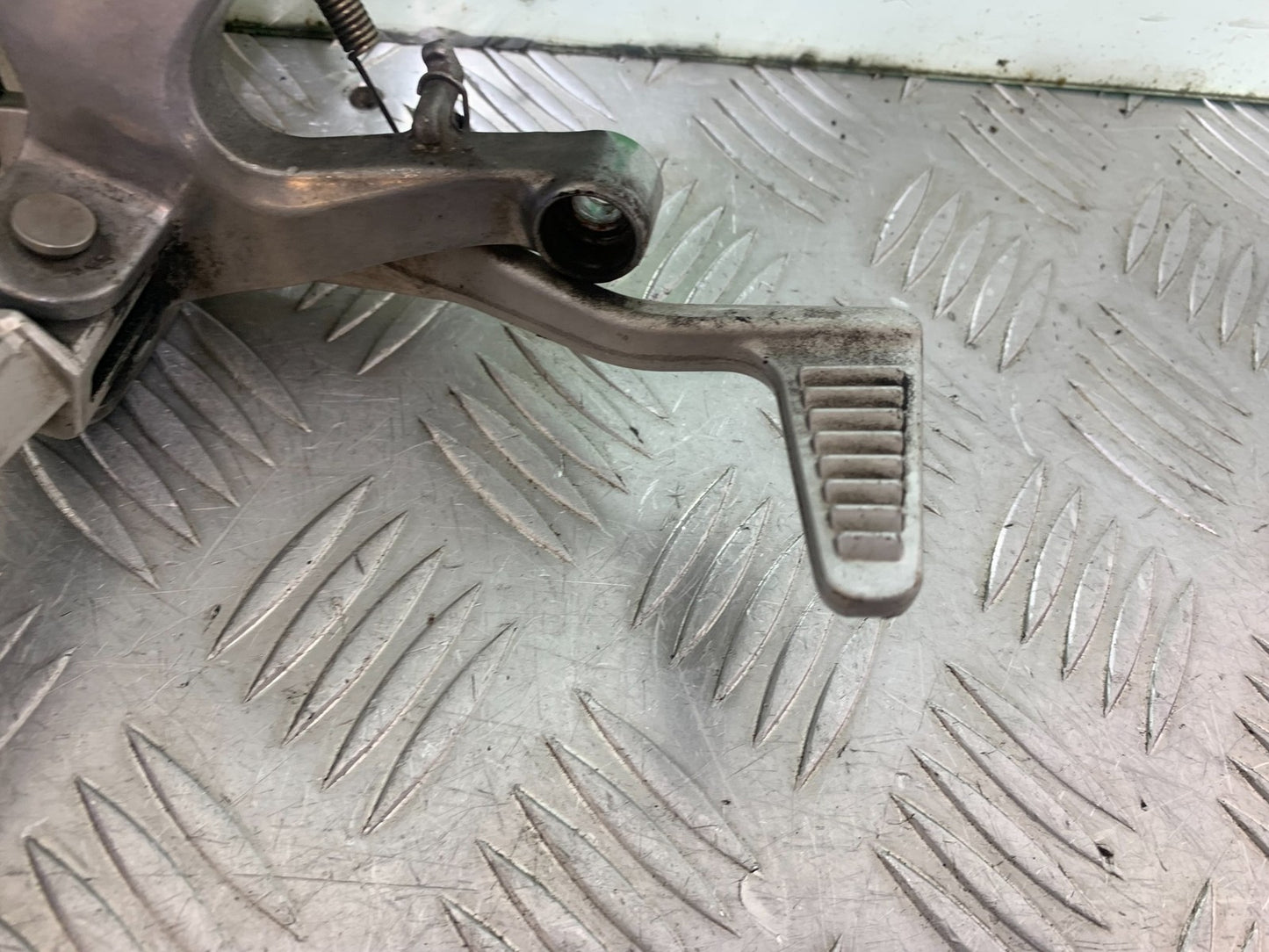 TRIUMPH SPEED TRIPLE R 1050 FRONT RIGHT HANGER COMPLETE   2009 (CMB1183)