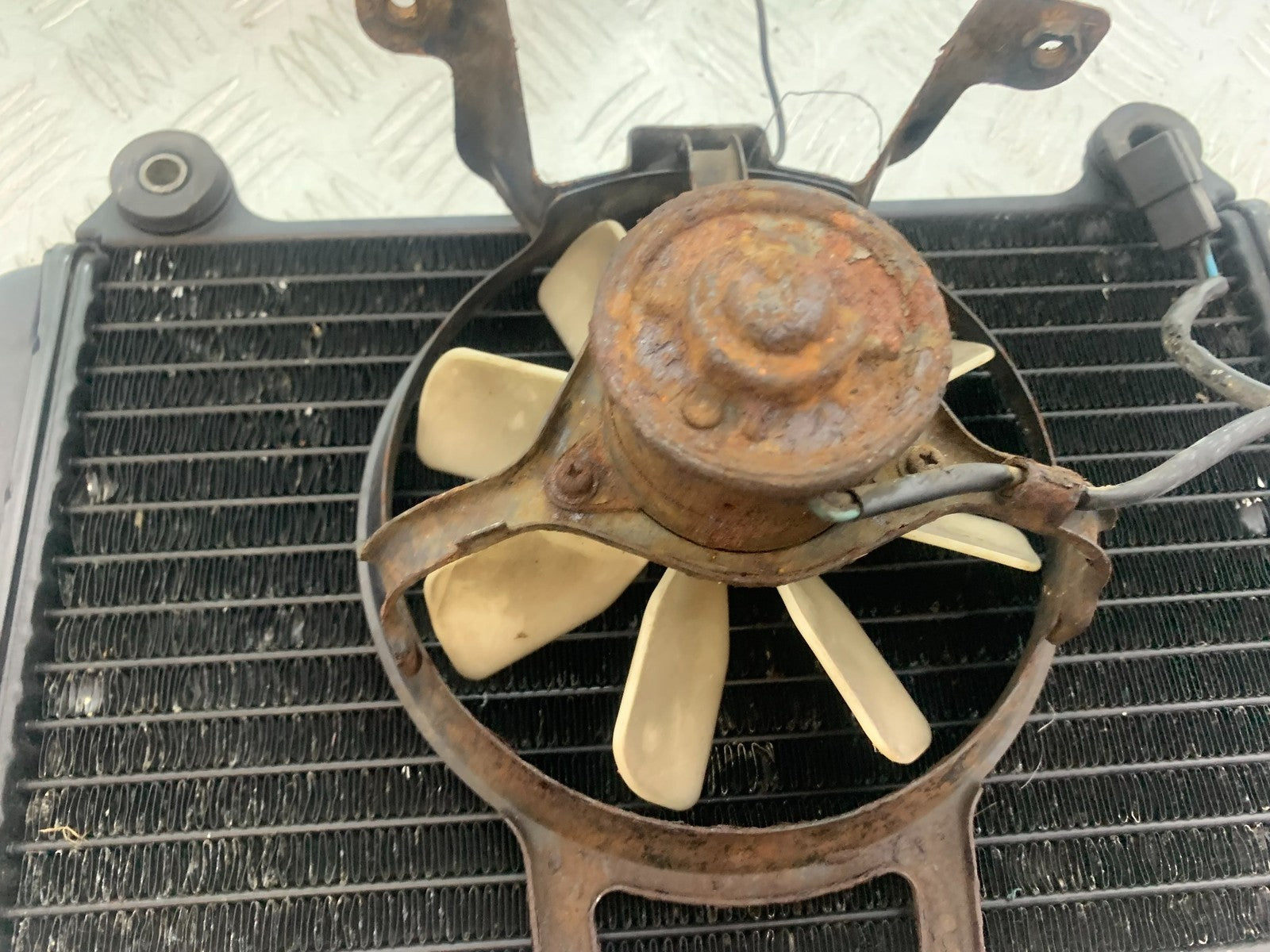 KAWASAKI GPZ600 GPZ 600 RADIATOR AND FAN  YEAR 1988-90 (CMB1258)
