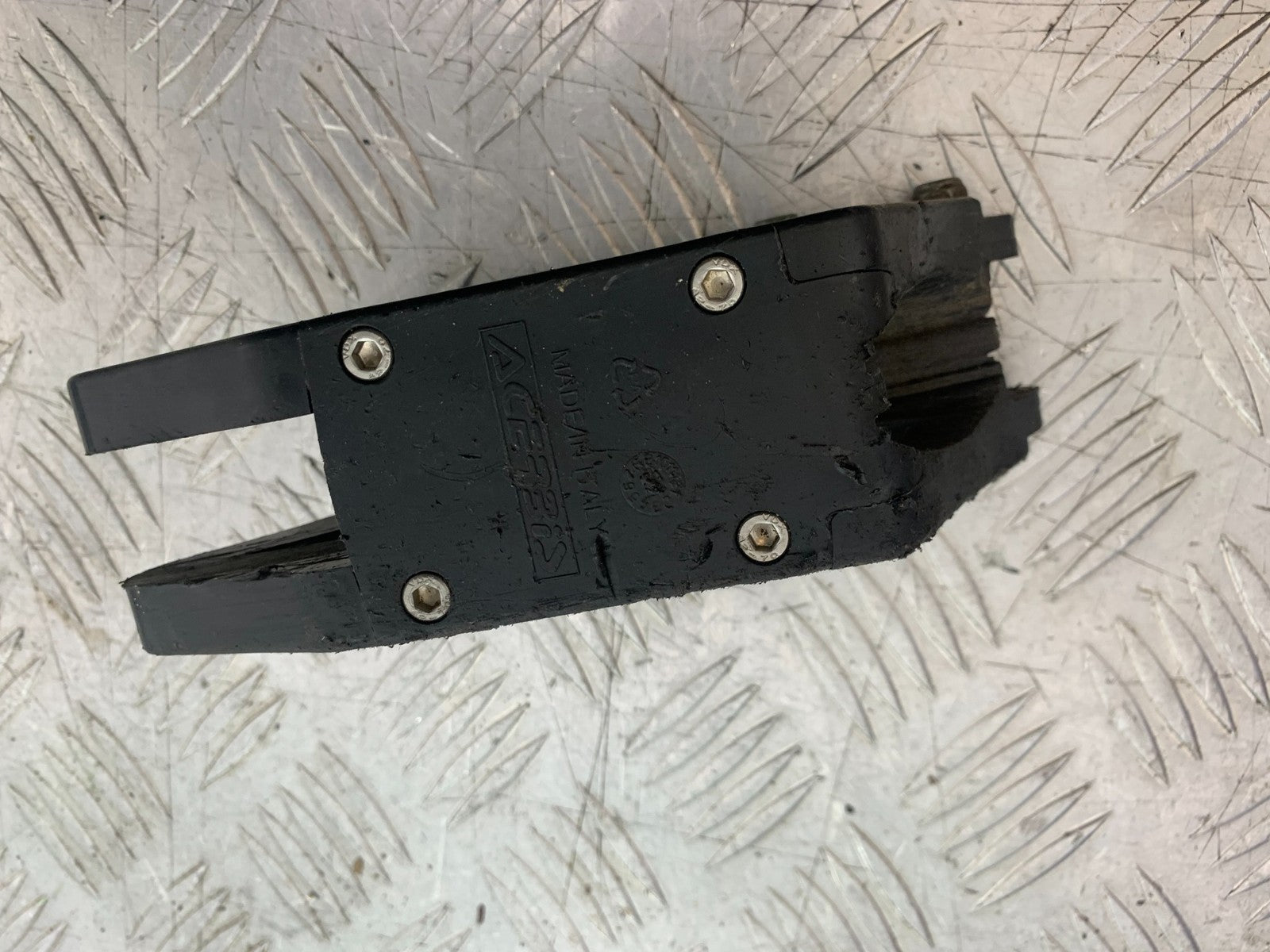 KAWASAKI KXF450 KXF 450 CHAIN GUIDE   YEAR 2013 CMB1217)