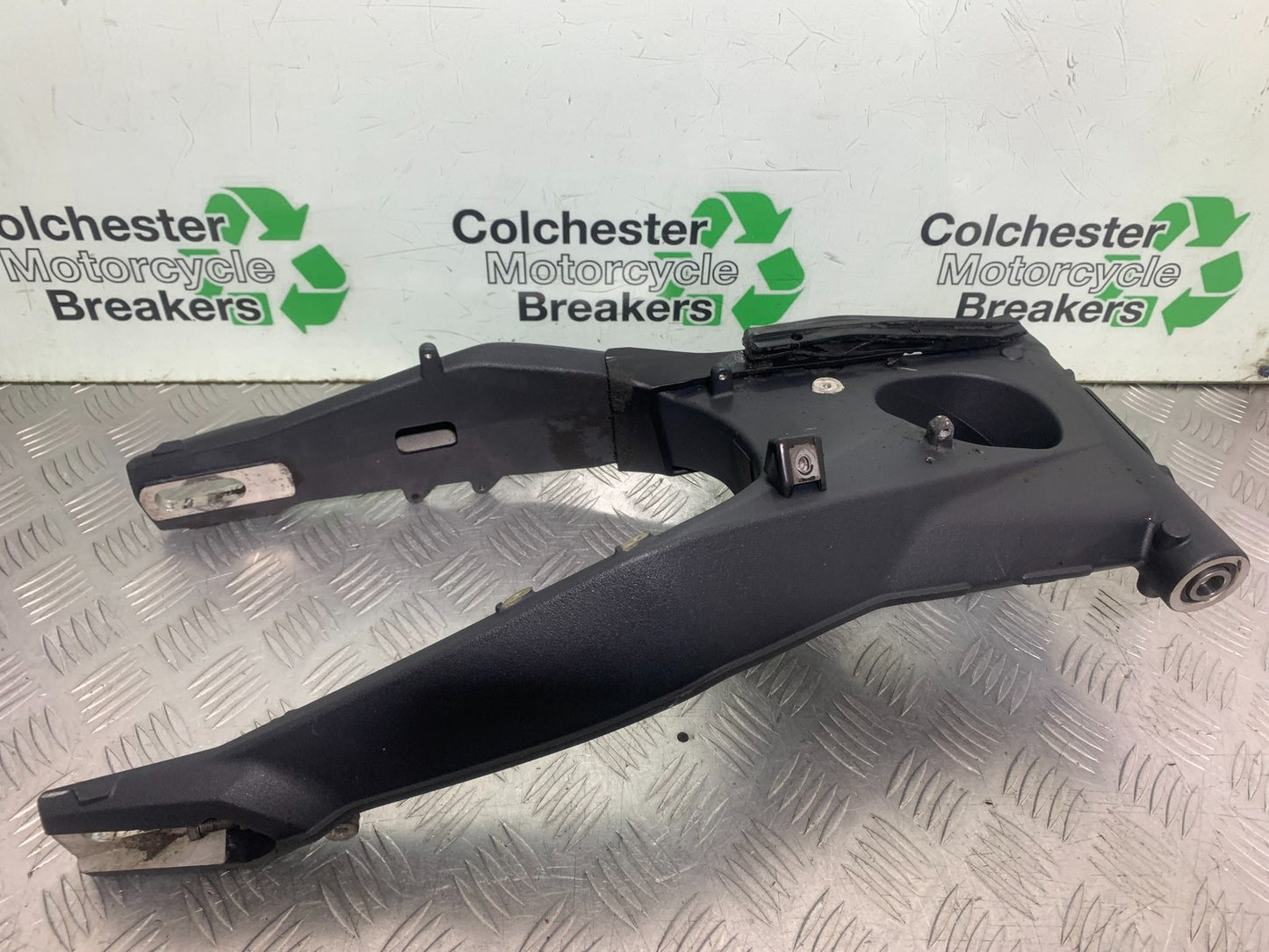 TRIUMPH 675 STREET TRIPLE RX SWINGARM   2015- 2017 (CMB1299)