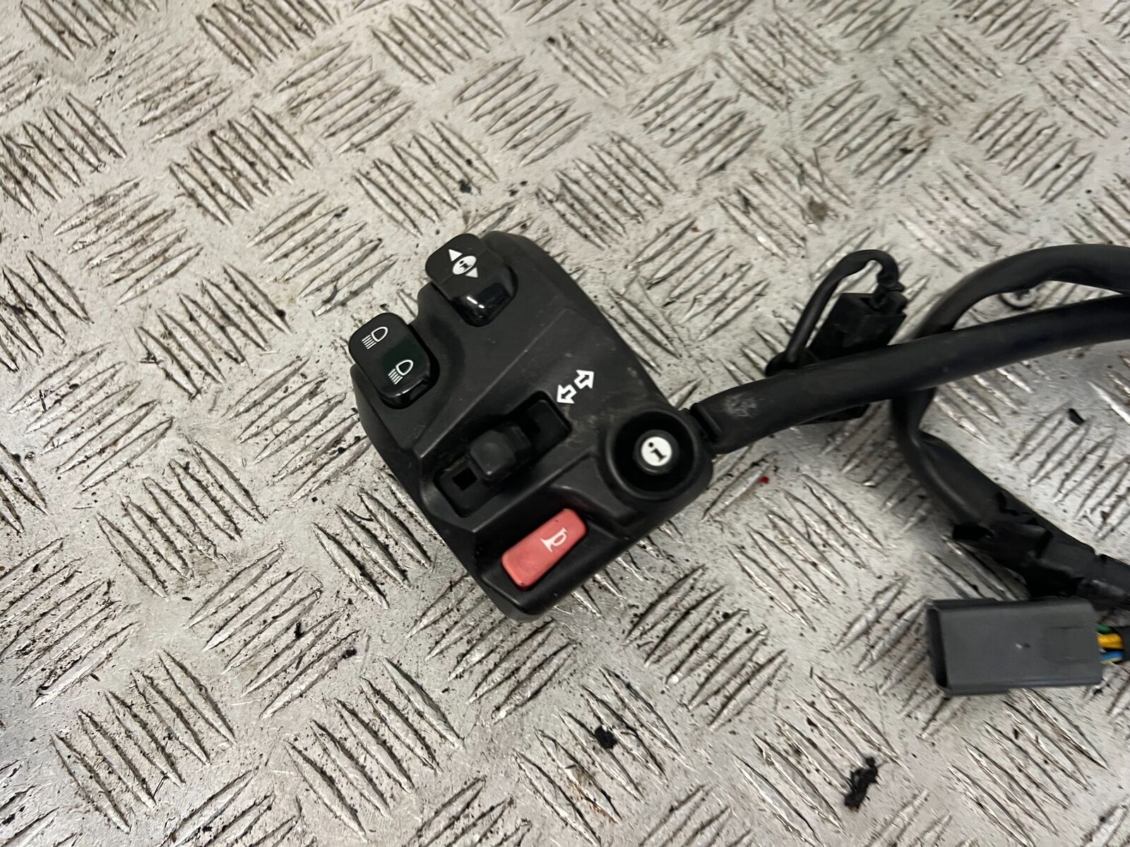 TRIUMPH TIGER 1200 EXPLORER LEFT SWITCH GEAR   YEAR  2012-2015 (STOCK 901)