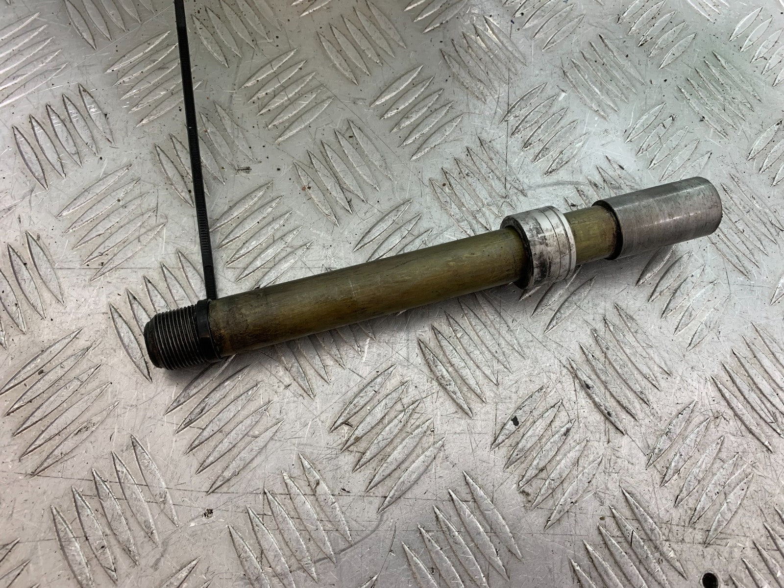 TRIUMPH 955I SPRINT RS FRONT WHEEL SPINDLE  YEAR 1999-03 (CMB1313)