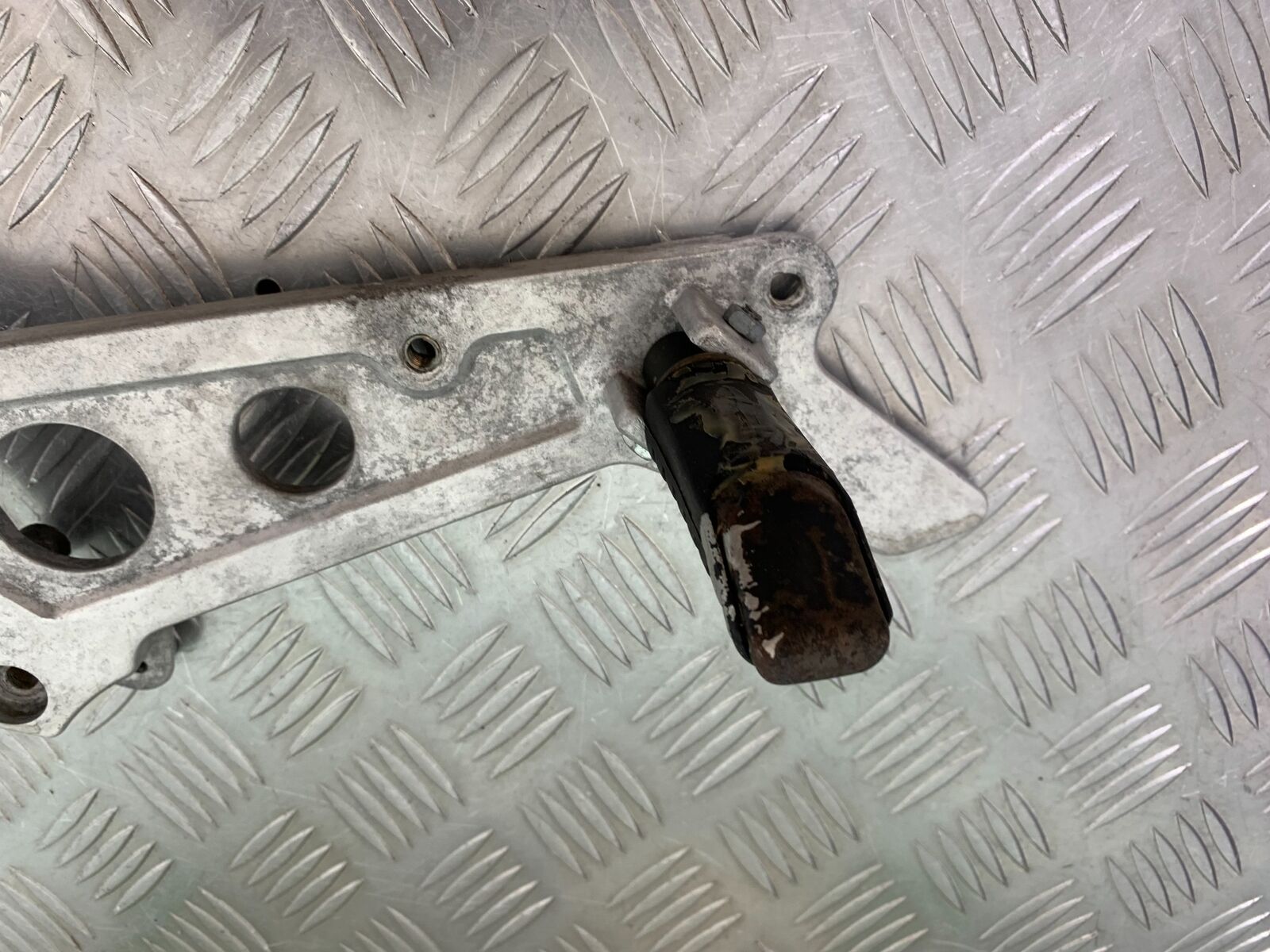 HONDA NTV 650 REVERE RIGHT HANGER  YEAR 1988-1996  (CMB1025))