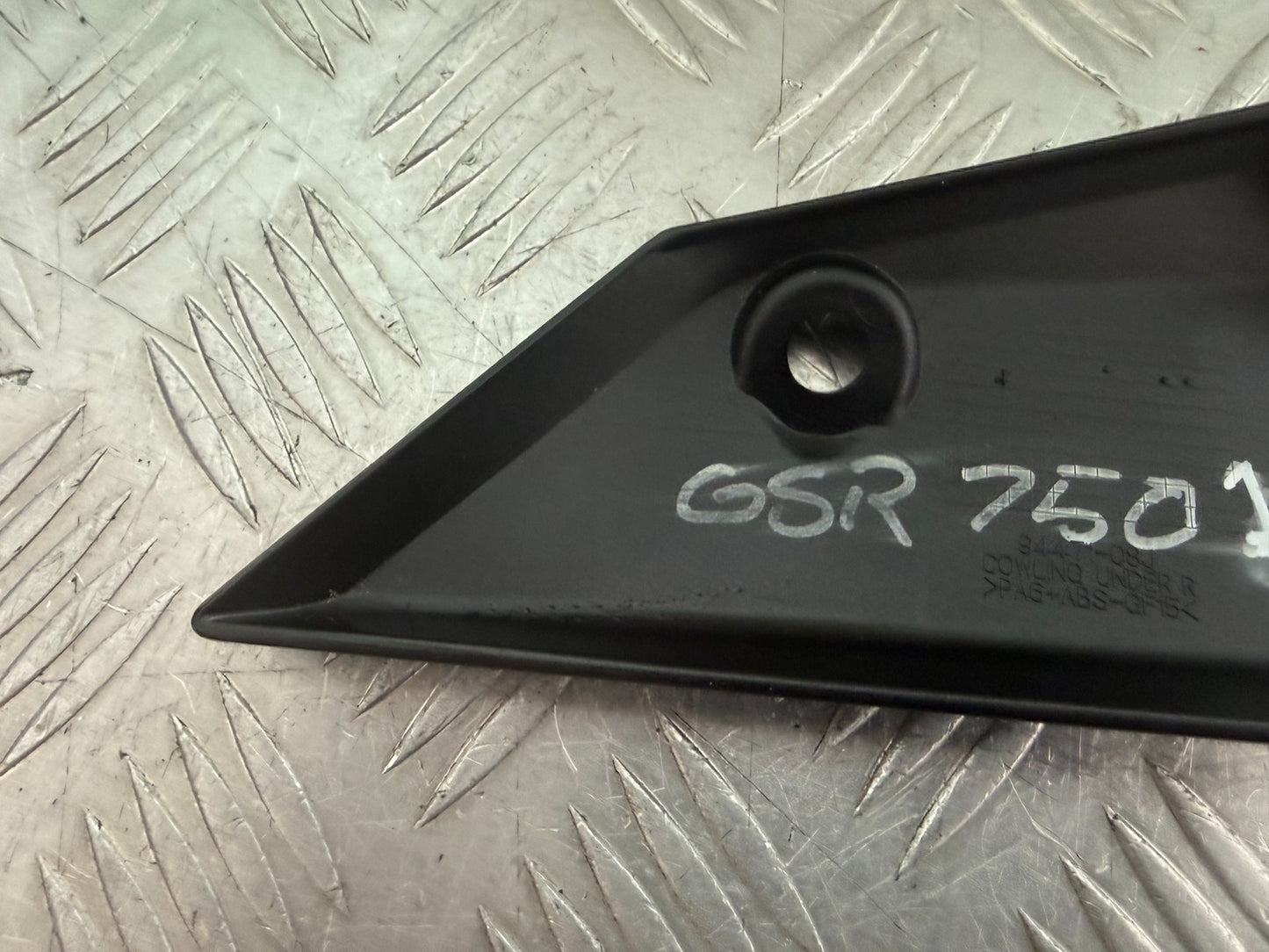 SUZUKI GSR750 GSR 750 RIGHT FAIRING TRIM INFILL COWLING UNDER YEAR 2011 - 2018