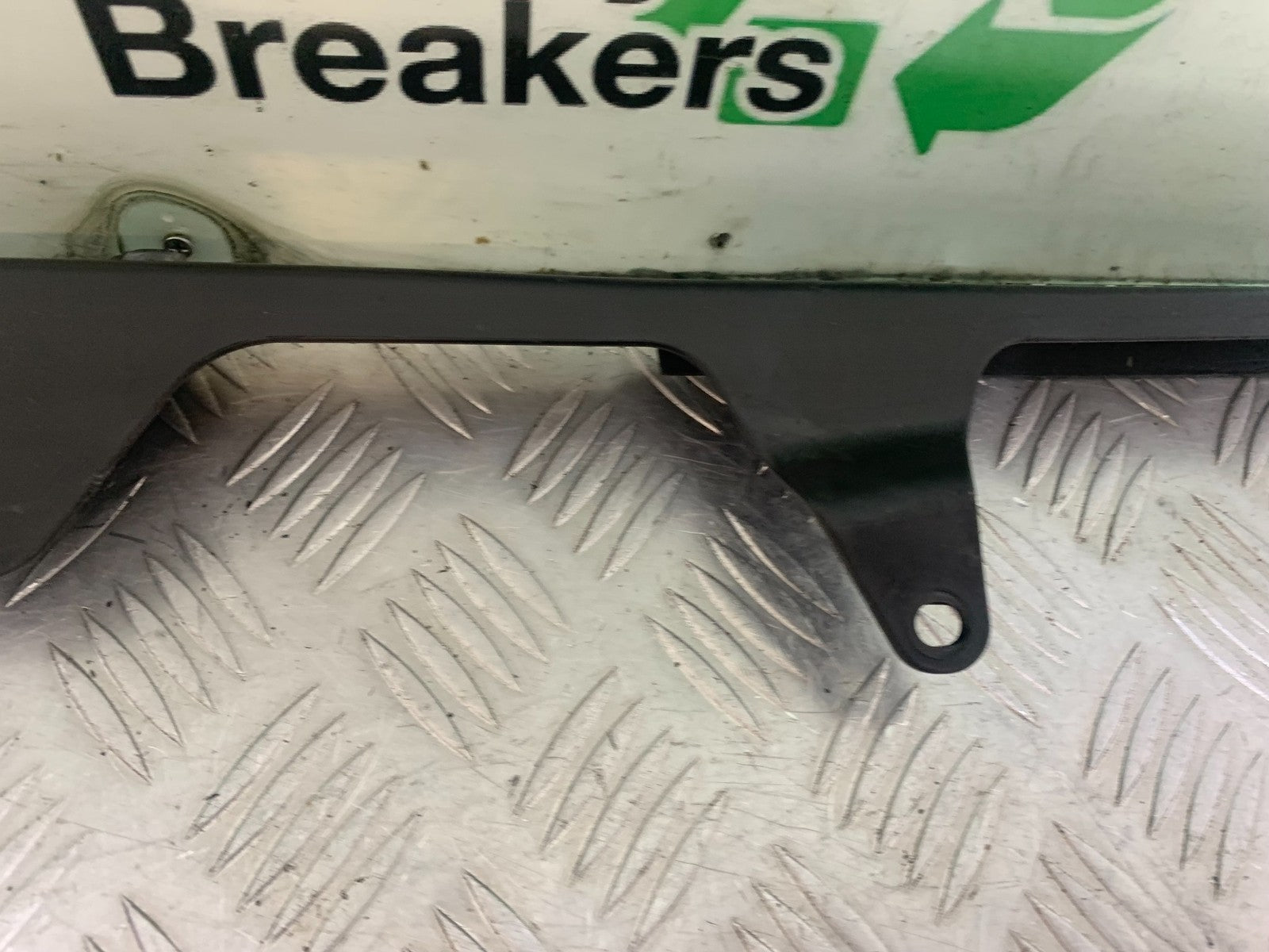 YAMAHA YZF R1 14 B BIG BANG CHAIN GUARD   2009-14 (CMB1175)