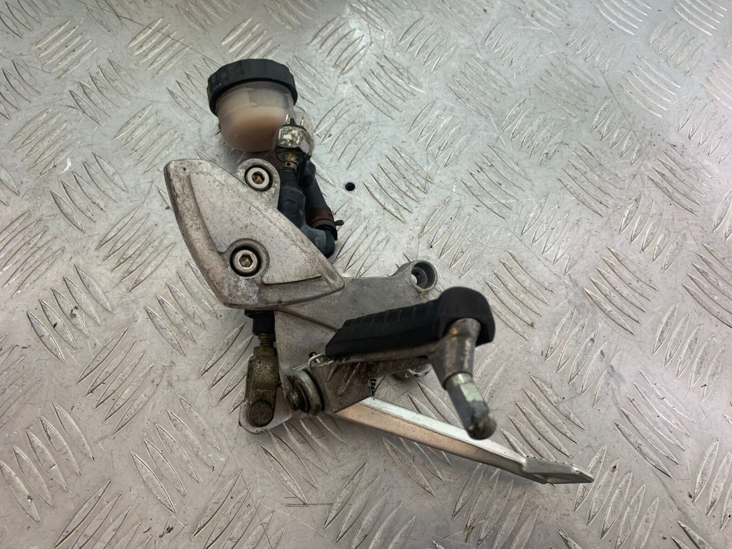 TRIUMPH 955i SPRINT ST FRONT RIGHT HANGER  YEAR 1999-2004 (CMB1124)