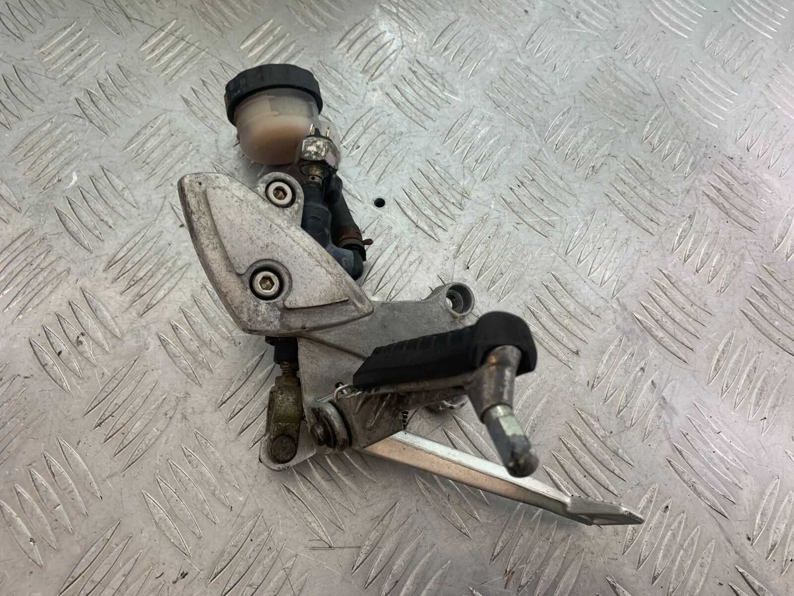 TRIUMPH 955i SPRINT ST FRONT RIGHT HANGER  YEAR 1999-2004 (CMB1124)