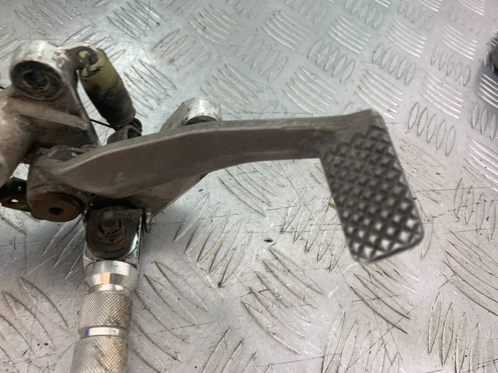 YAMAHA YZF1000 THUNDERACE FRONT RIGHT HANGER  YEAR 1997-2000 (CMB1204)