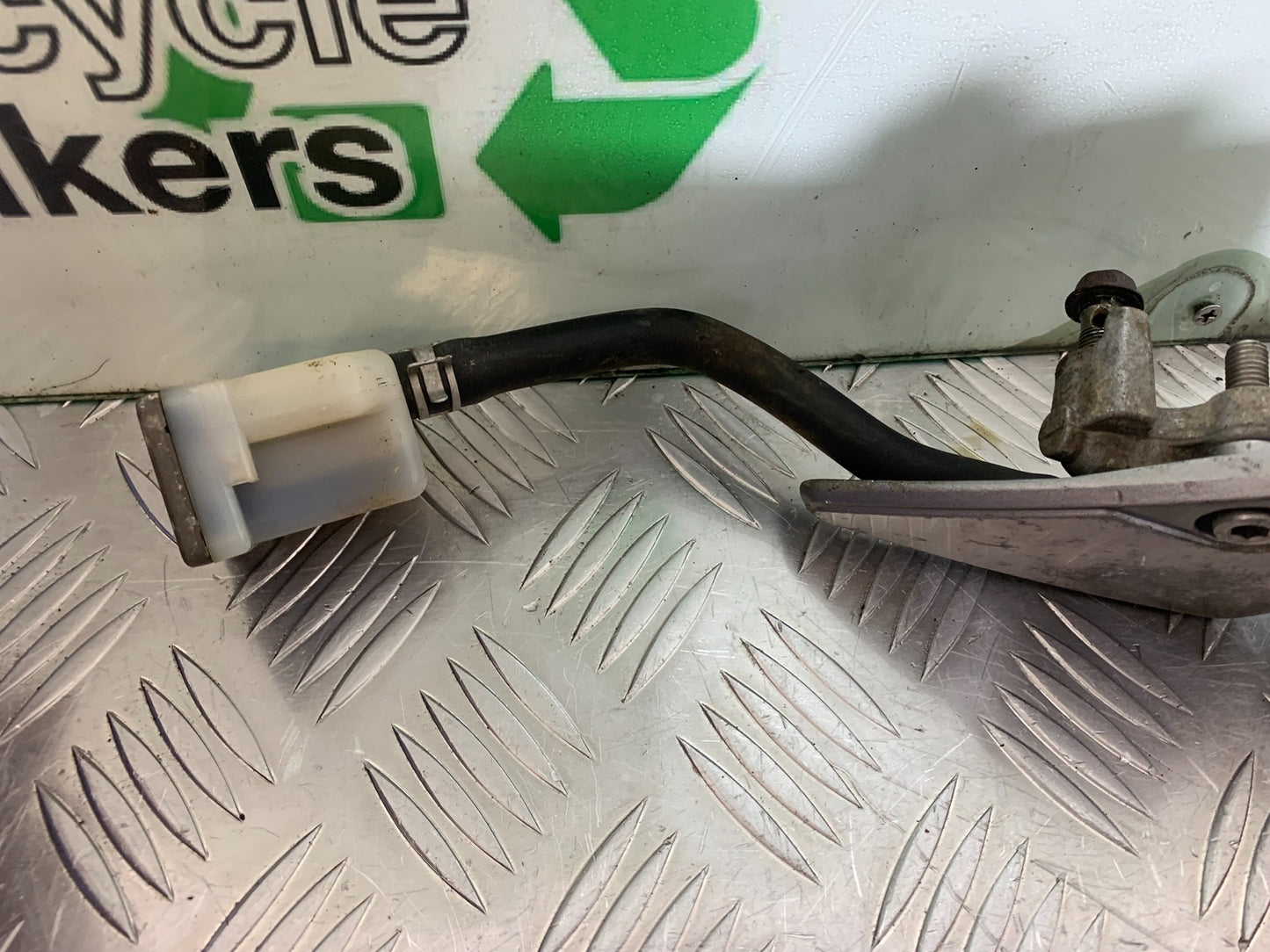 SUZUKI GSF1200  GSF 1200 BANDIT FRONT RIGHT HANGER  YEAR 1997-2000 (CMB1149)