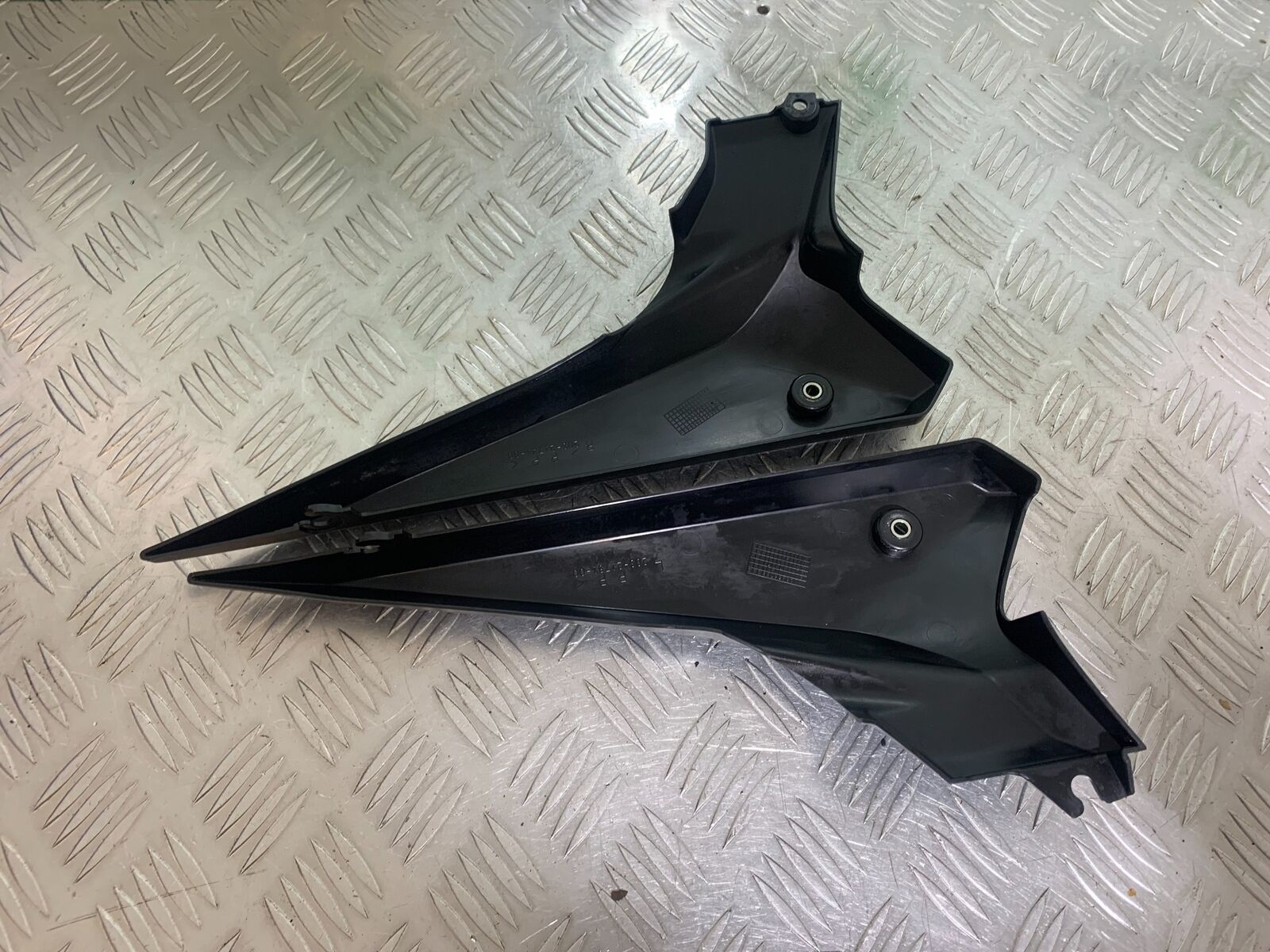 YAMAHA XJ6 XJ6-S LEFT AND RIGHT SIDE PANELS  YEAR 2009-2015  (CMB1070)