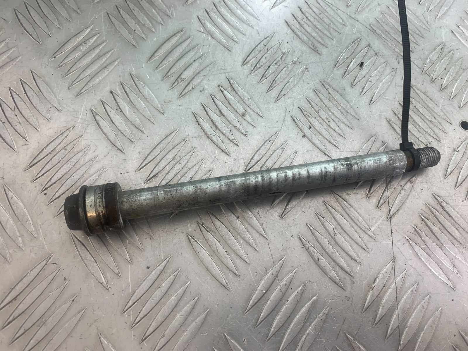 YAMAHA XV535 XV 535 VIRAGO FRONT WHEEL SPINDLE YEAR 1994-02 (CMB1139)