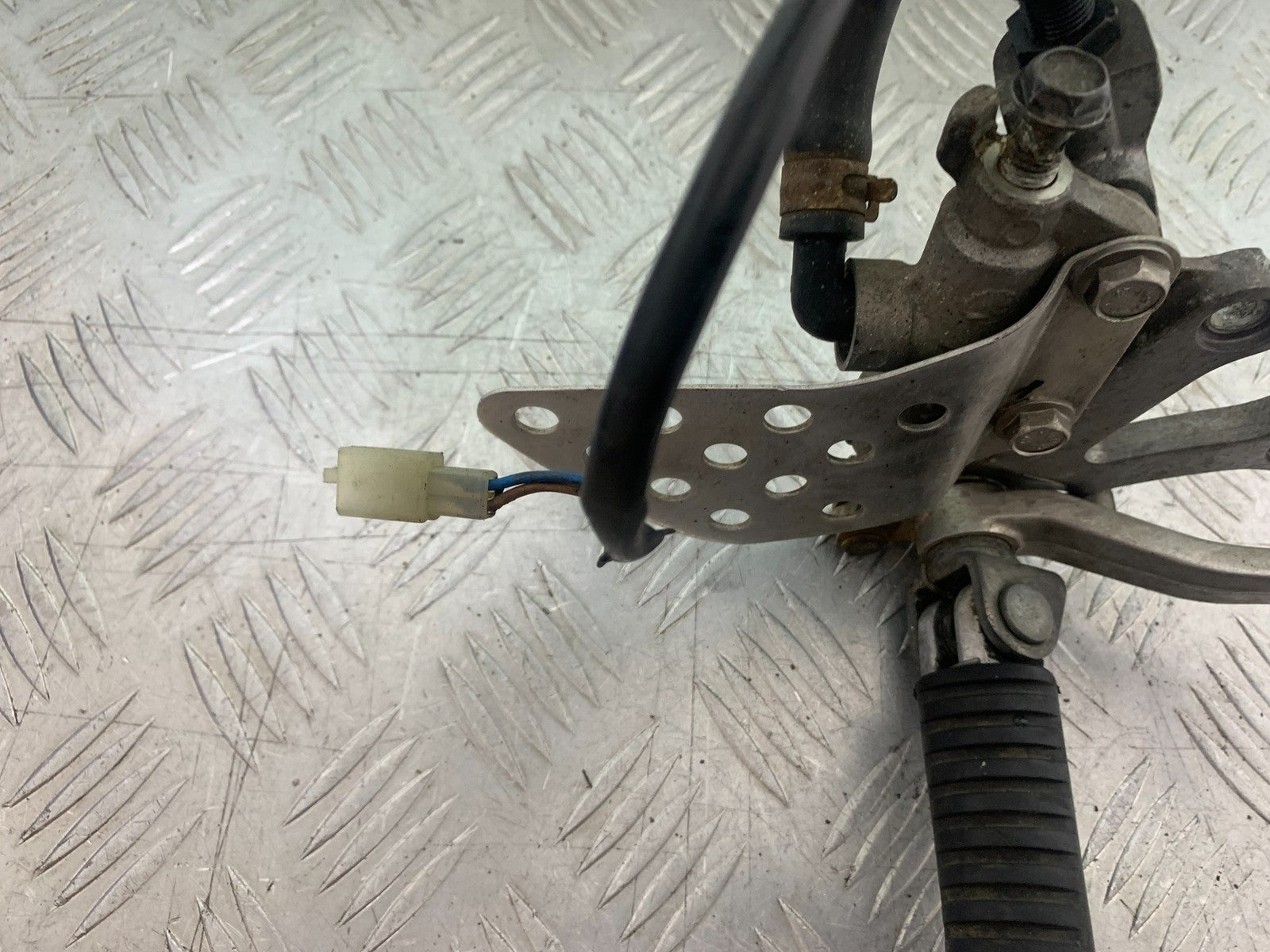 KAWASAKI ZX9R ZX9 C FRONT RIGHT HANGER  YEAR 1998-99 (CMB1213)