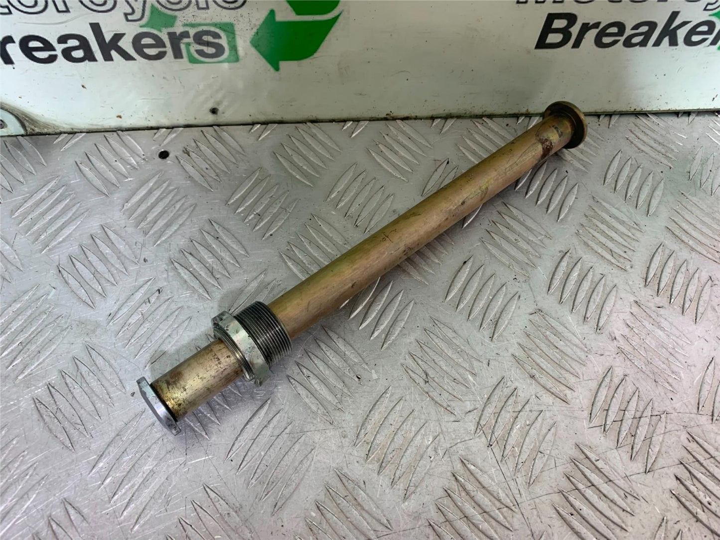TRIUMPH 1050 SPEED TRIPLE SWINGARM SPINDLE   YEAR 2005-2007 (CMB1322)