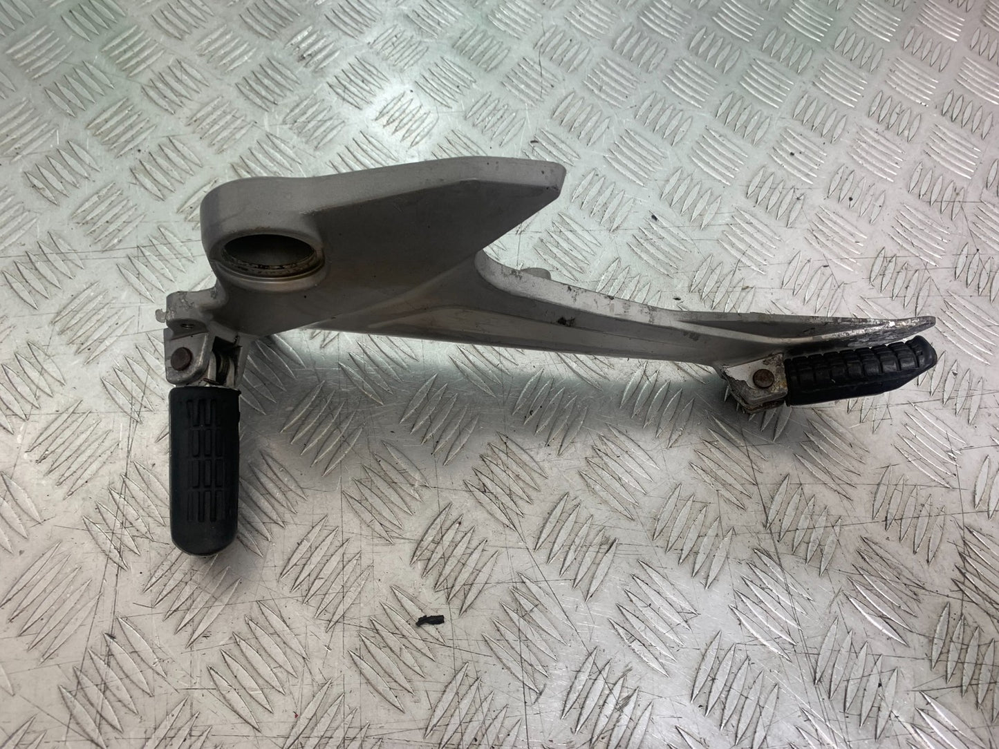 HONDA XL125 VARADERO FRONT LEFT HANGER   YEAR 2001-2006  (CMB1210)