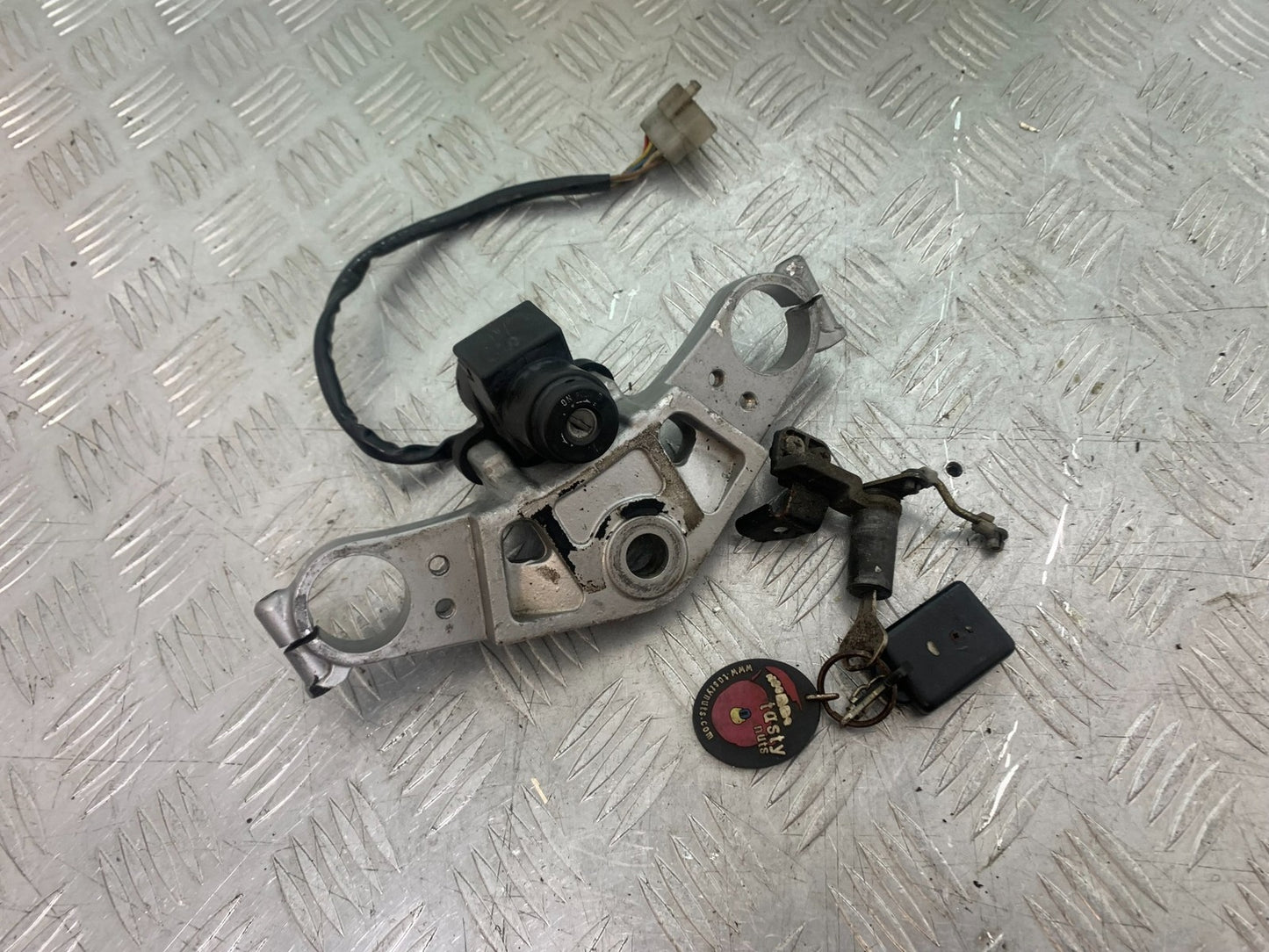 KAWASAKI GPZ600 GPZ 600 INGITION SWITCH AND SEAT LOCK  YEAR 1988-90 (CMB1258)