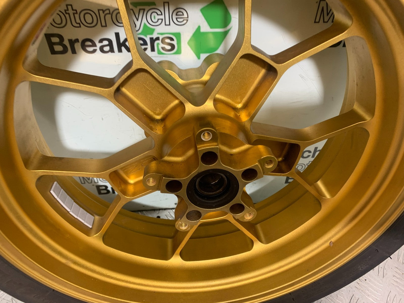APRILIA RSV1000 R FACTORY OZ REAR WHEEL   2004-09 (CMB1203)