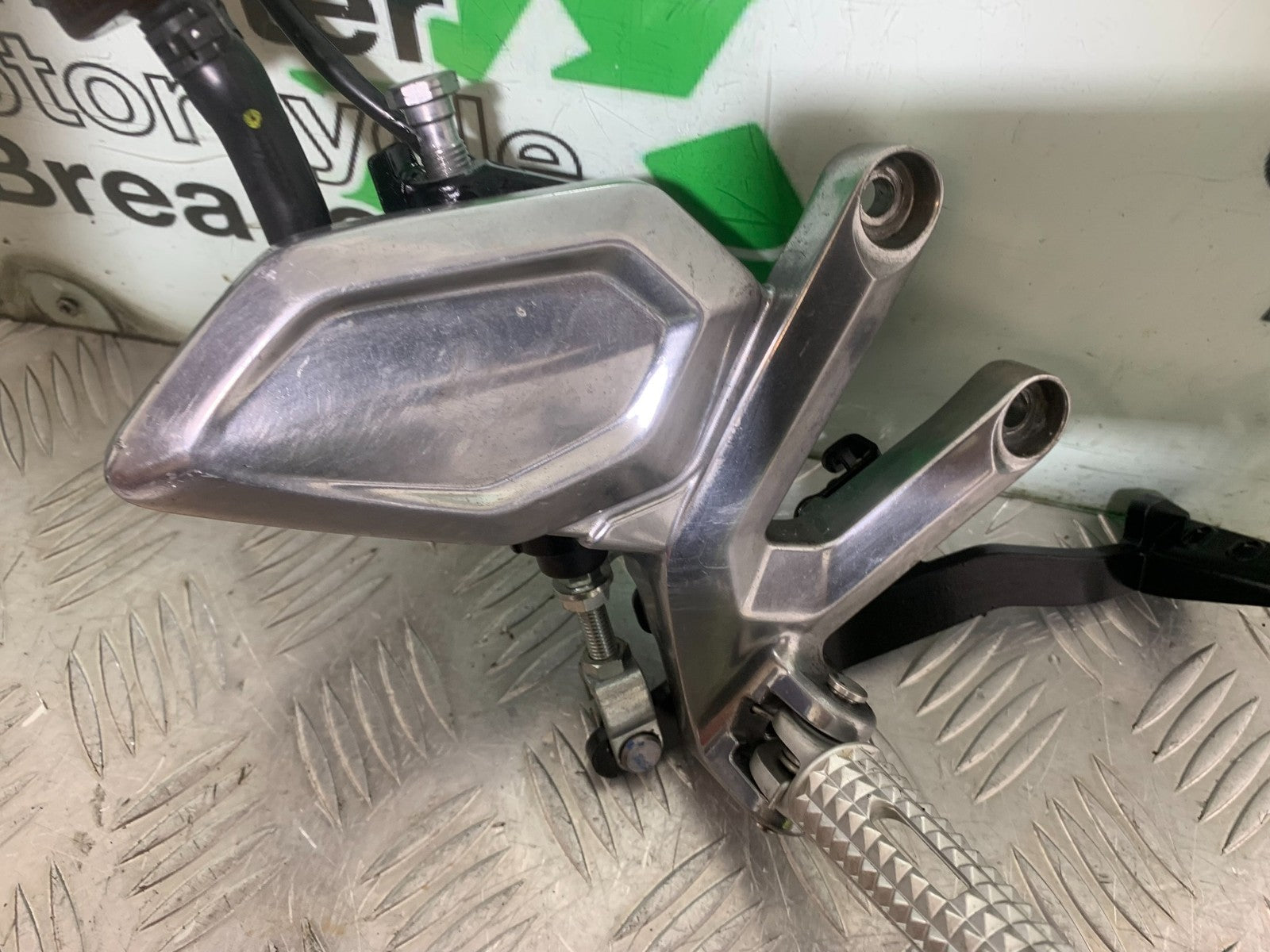 TRIUMPH TRIDENT 660 FRONT RIGHT HANGER PEDAL PEG  YEAR 2021-2024 (CMB1295)