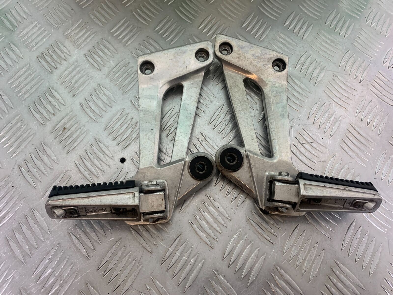 YAMAHA XJR1300 XJR 1300 REAR HANGERS AND PEGS   YEAR 1999-2003 (CMB1055)