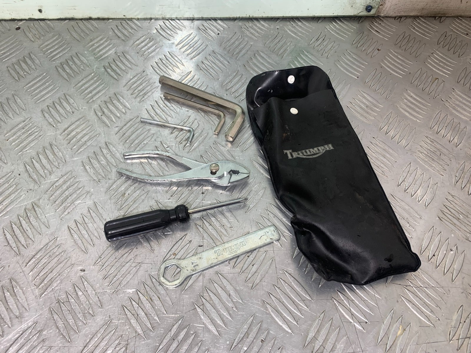 TRIUMPH 1050 SPRINT ST TOOL KIT  2004-2007 (CMB1197)