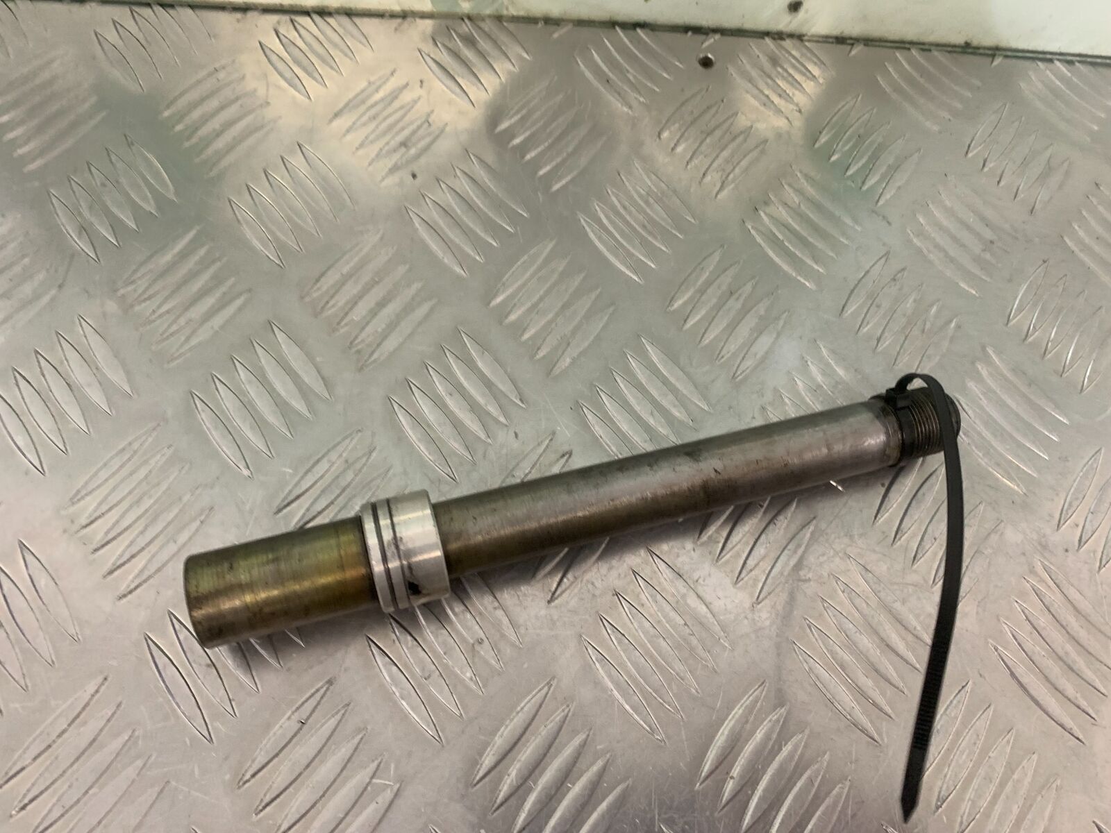 TRIUMPH 955I SPRINT RS FRONT WHEEL SPINDLE YEAR 1999-04 (STOCK 989)