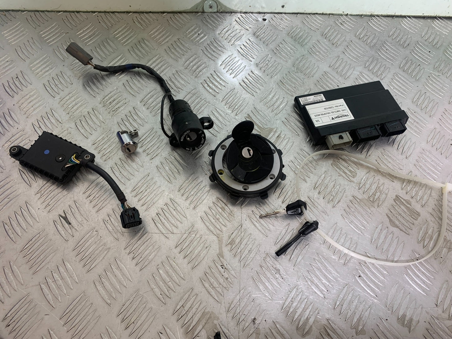 TRIUMPH TRIDENT 660 ECU LOCKS 2X KEYS   YEAR 2021-2024 (CMB1148)