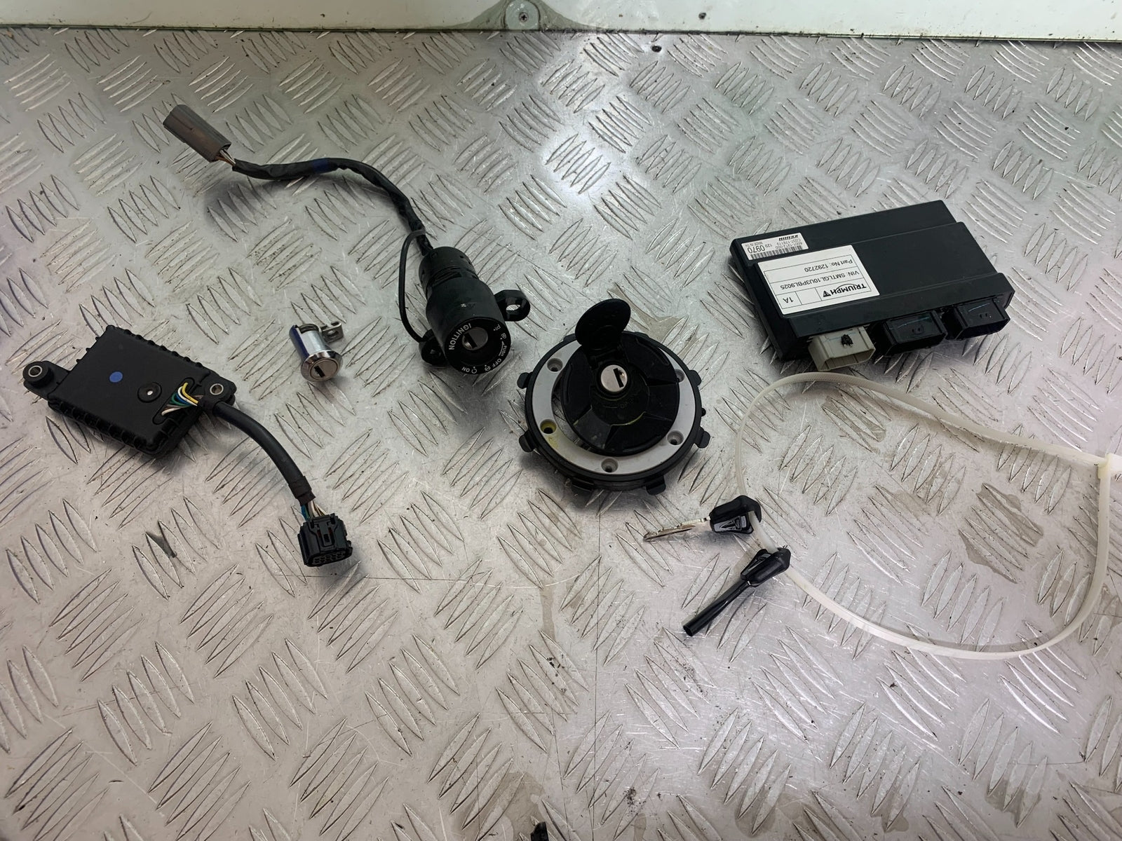 TRIUMPH TRIDENT 660 ECU LOCKS 2X KEYS   YEAR 2021-2024 (CMB1148)