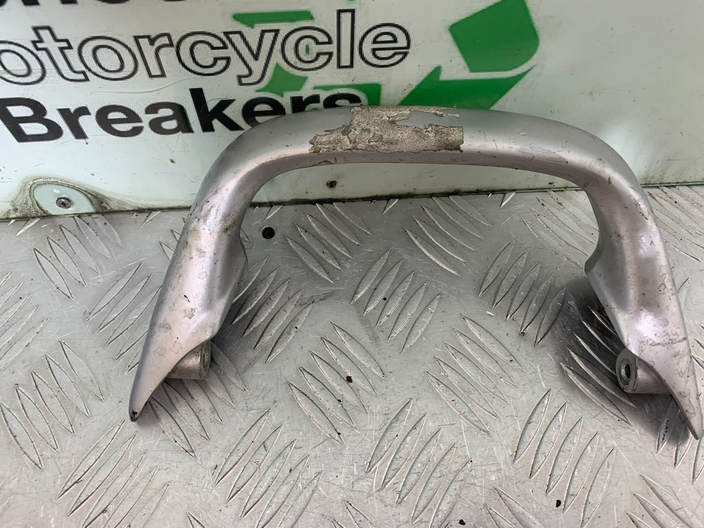 SUZUKI GSF1200 GSF 1200 BANDIT GRAB RAIL YEAR 2001-2004 (CMB1188)