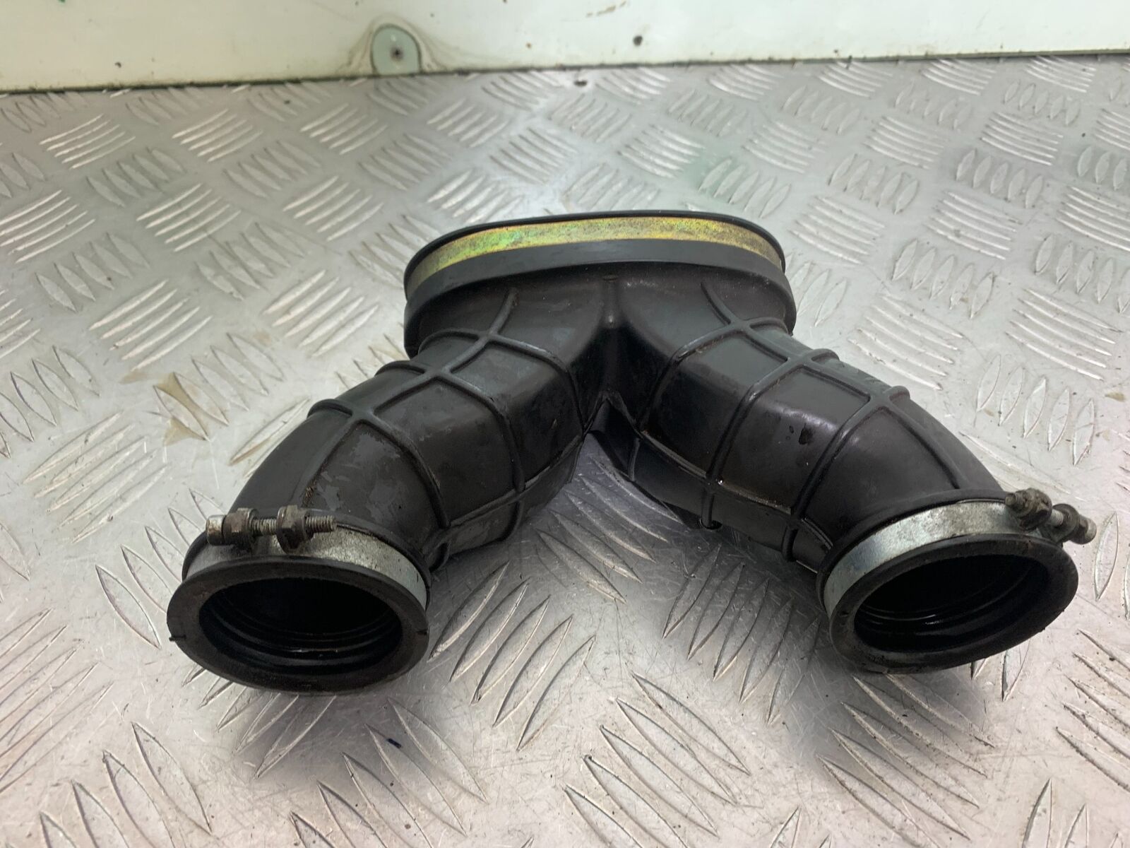 TRIUMPH THUNDERBIRD 1600 AIRBOX RUBBERS   YEAR 2011 (CMB1107)