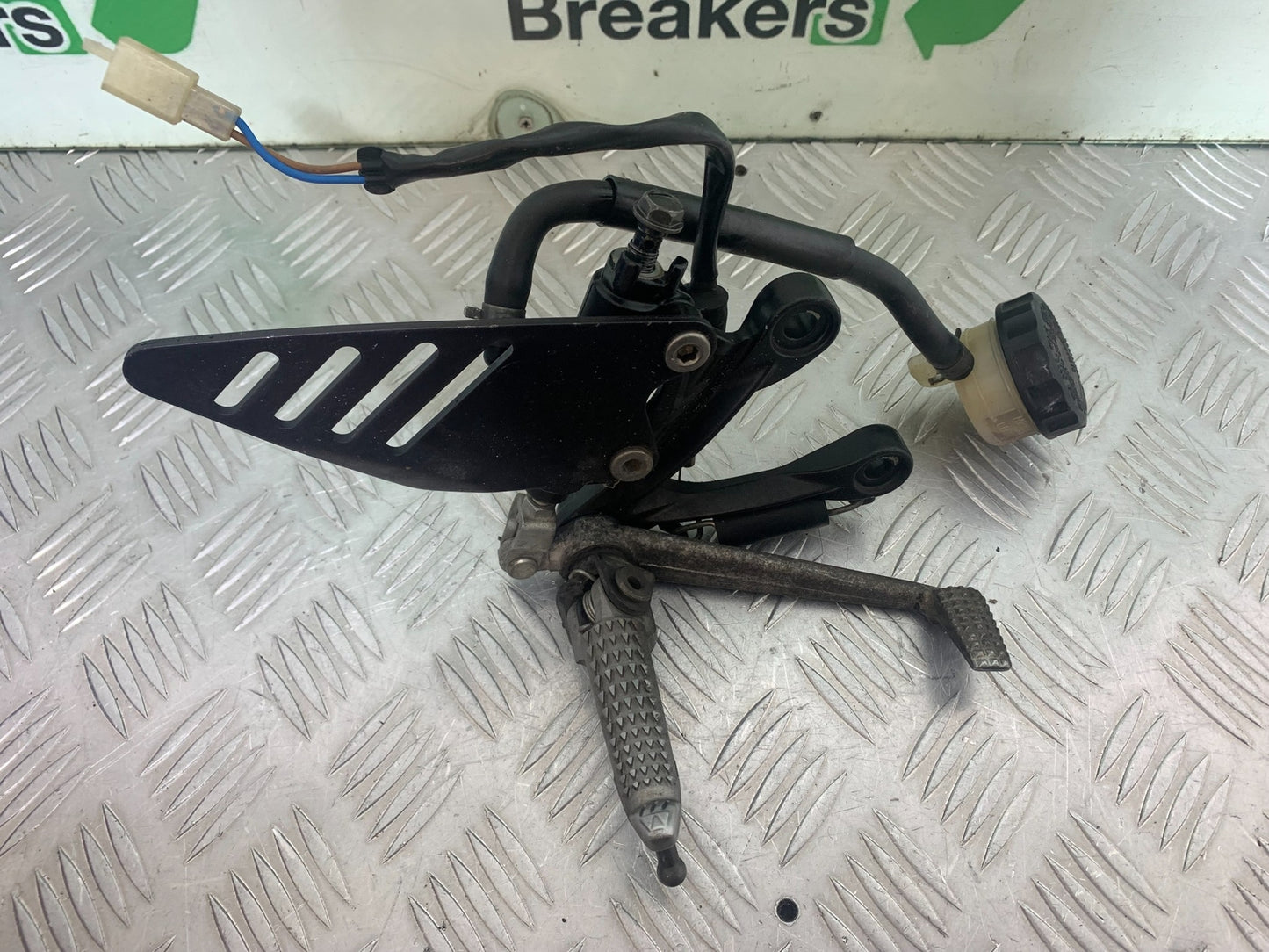 KAWASAKI ZX6R FRONT RIGHT HANGER  YEAR 2009-2012 (CMB1136)