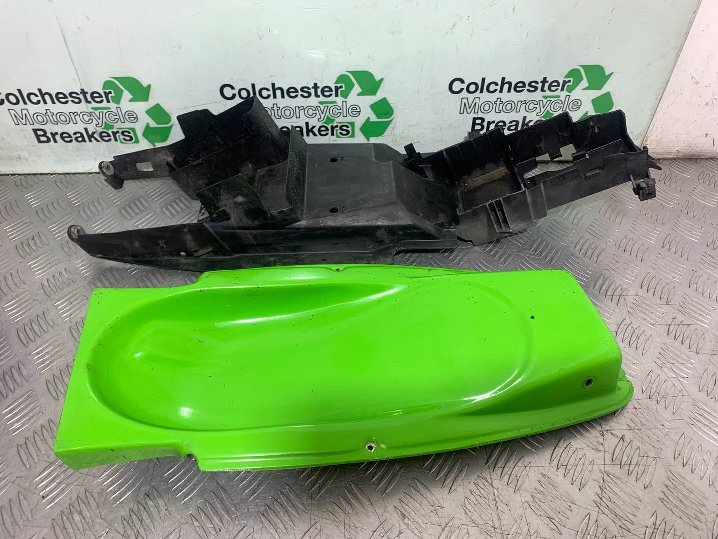 KAWASAKI ZX9R ZX9 C UNDERTRAY  YEAR 1998-99 (CMB1213)
