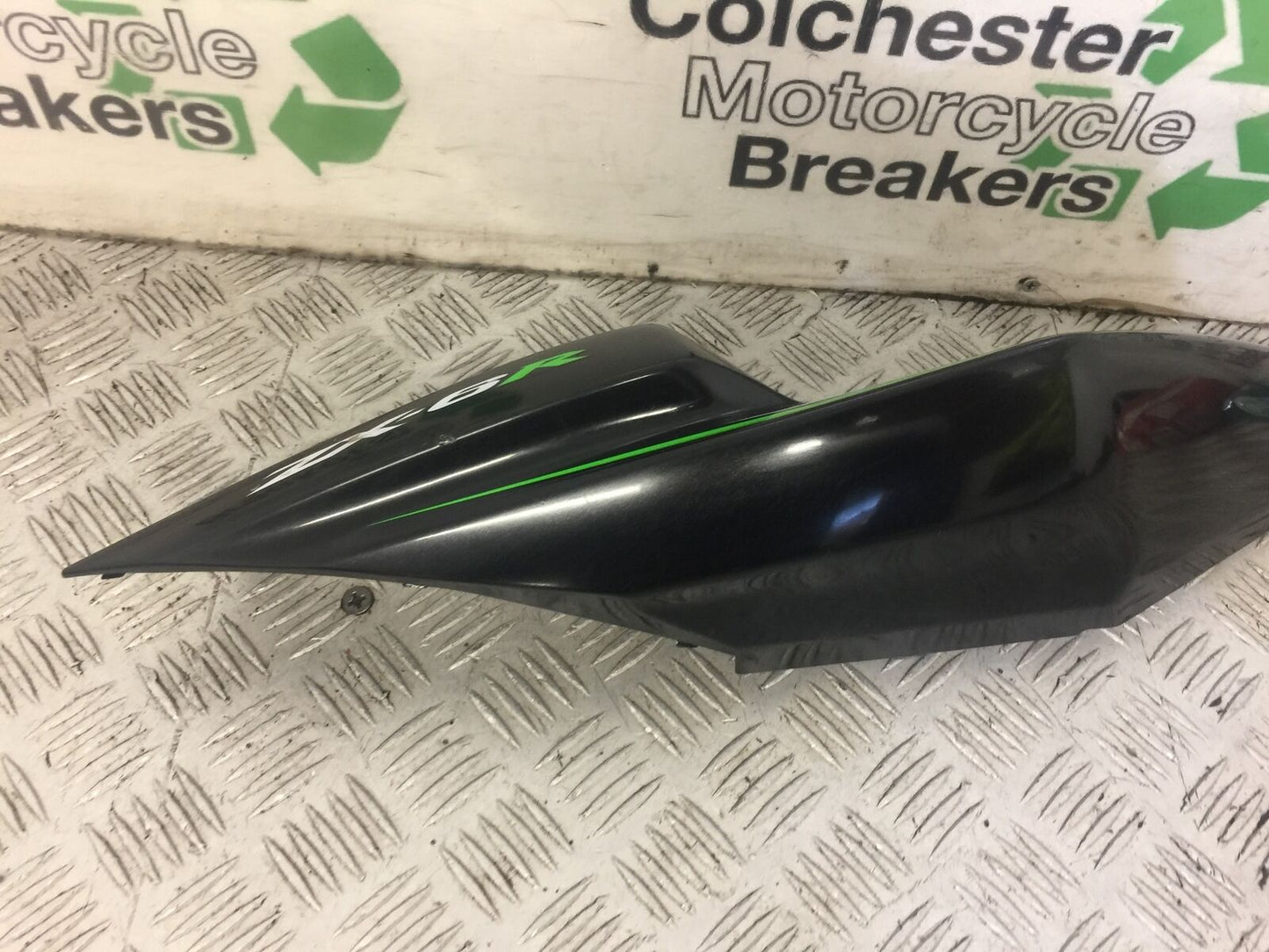 KAWASAKI ZX6R RIGHT SEAT PANEL   YEAR 2009-2012  (STOCK 626)