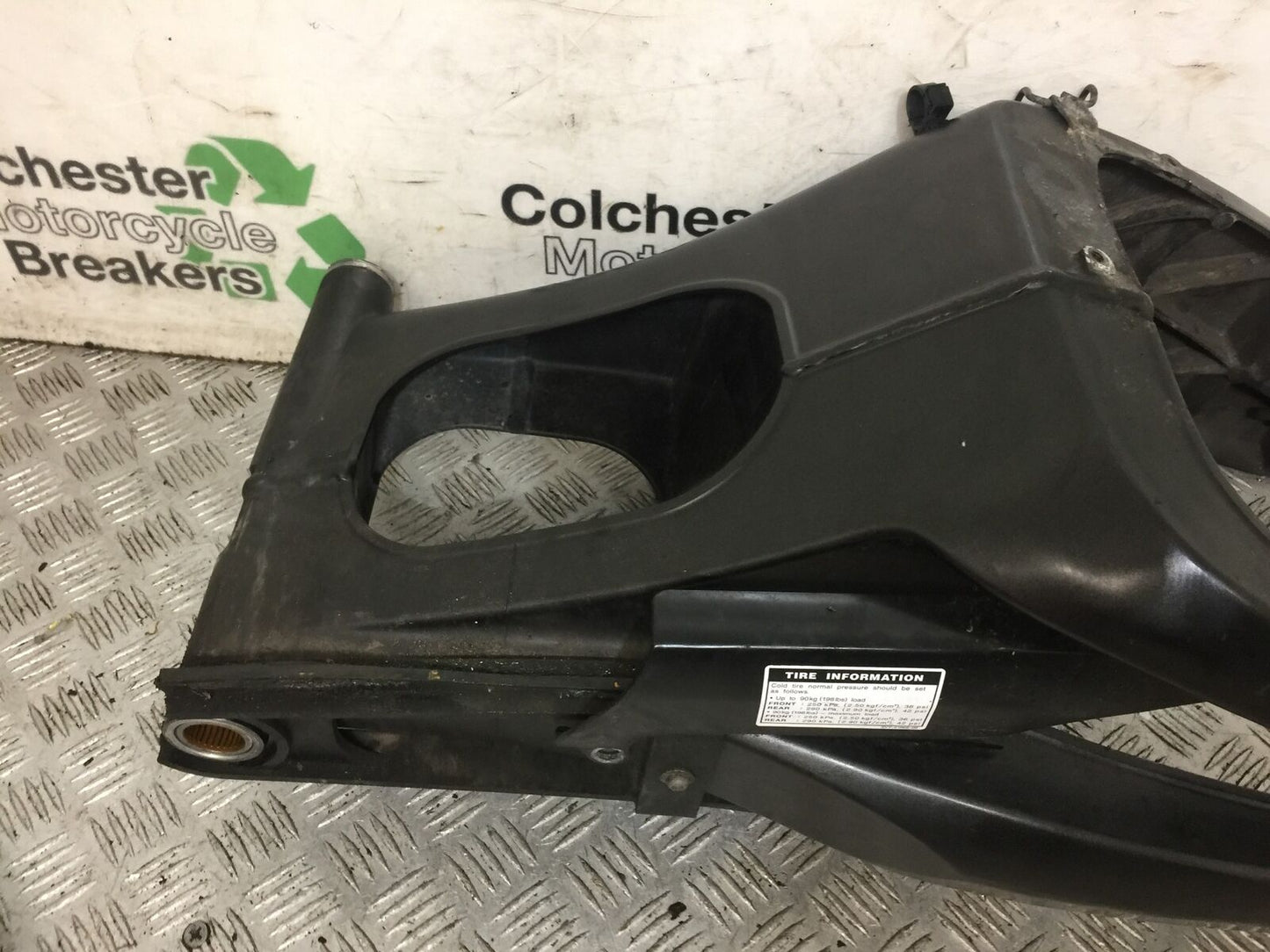 YAMAHA FZ1-N  SWINGARM  YEAR 2006-2012  (STOCK 787)