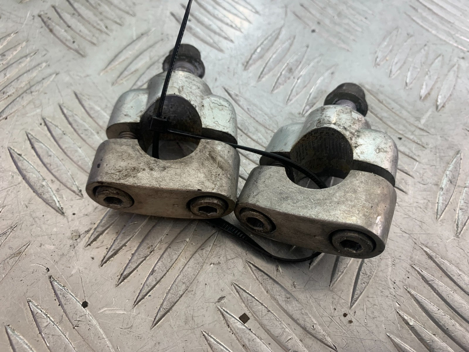 YAMAHA XJR1300 XJR 1300 HANDLEBAR RISERS  YEAR  1999-2003 (CMB1119)