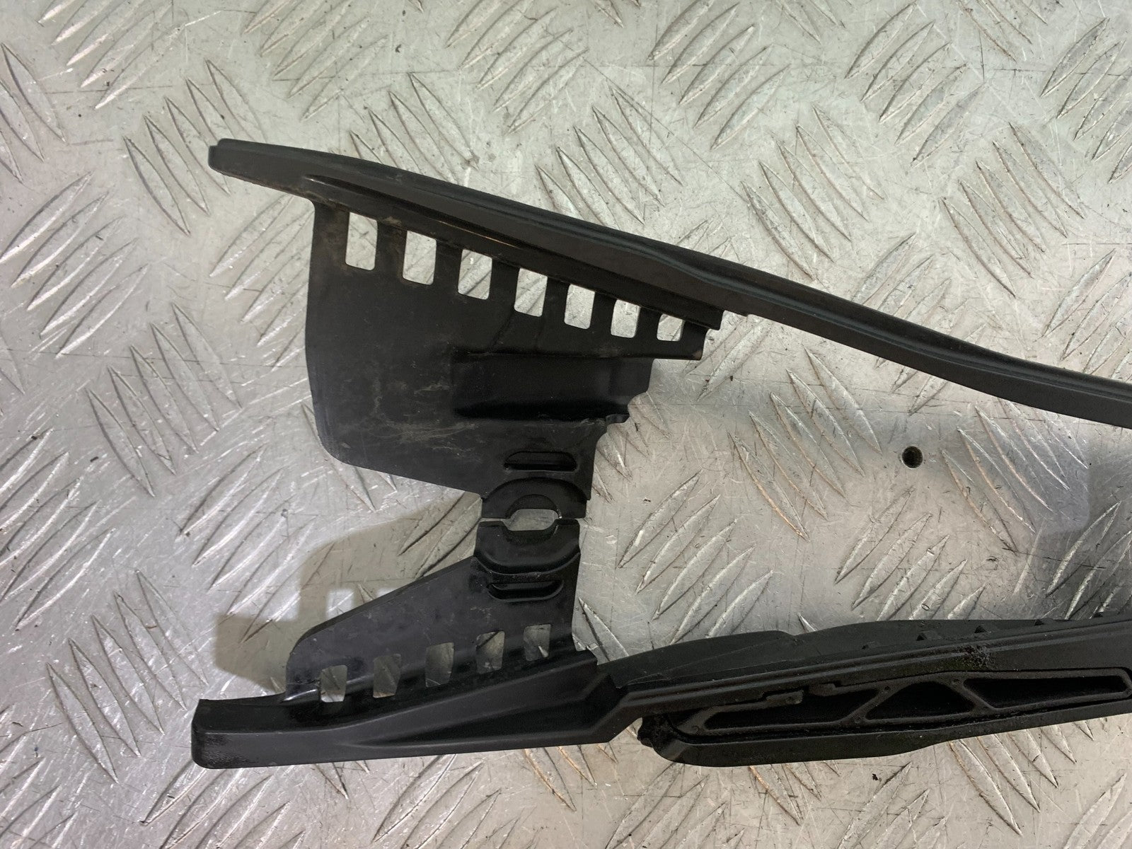 TRIUMPH TRIDENT 660 CHAIN GUIDE   YEAR 2021-2024 (CMB1295)