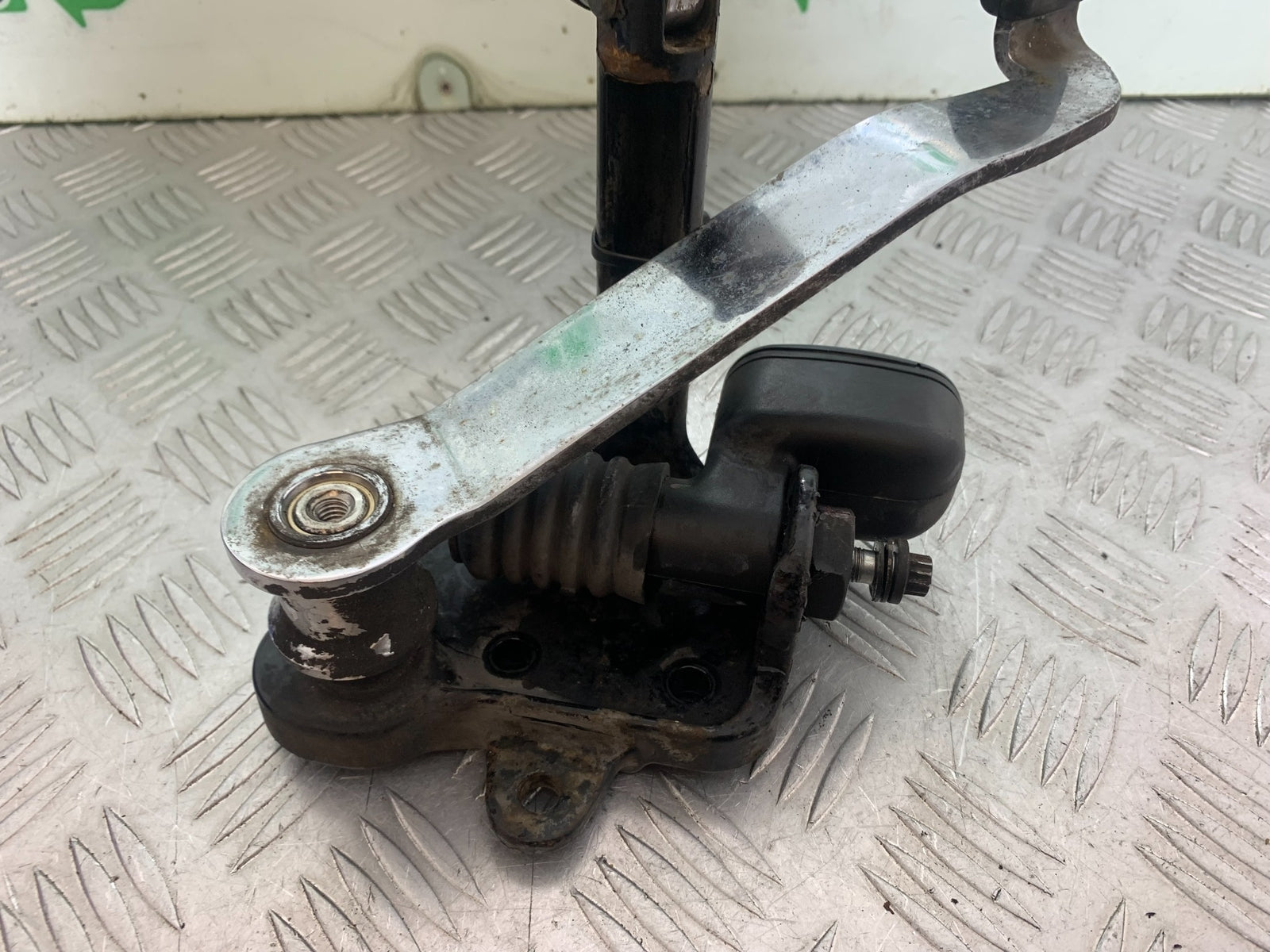 HARLEY DAVIDSON FXS BLACKLINE 1585 FRONT RIGHT HANGER  YEAR 2012 (CMB1147)