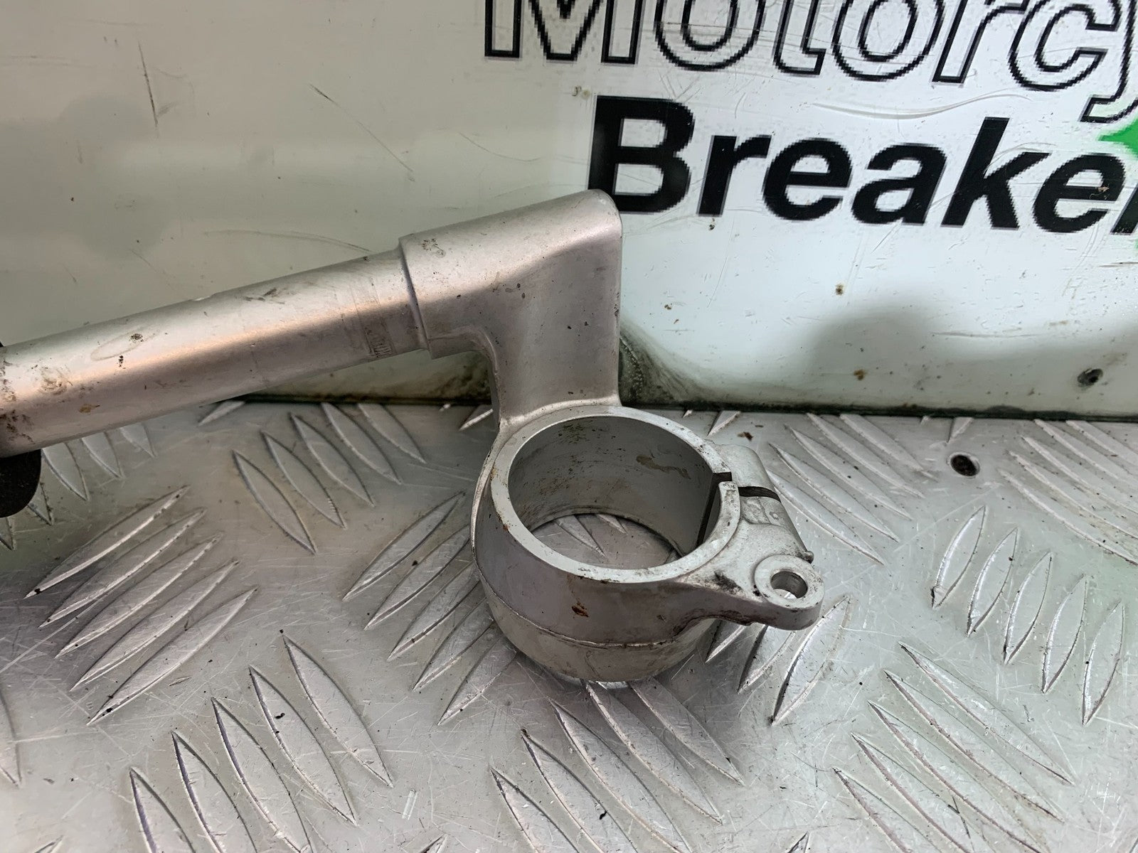 TRIUMPH 955i DAYTONA LEFT HANDLEBAR YEAR 2002-2006 (CMB1229)