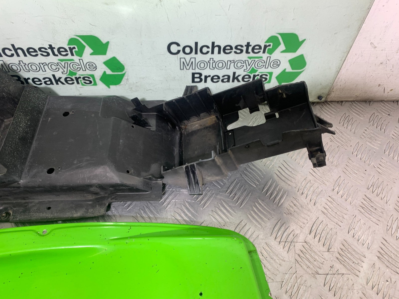 KAWASAKI ZX9R ZX9 C UNDERTRAY  YEAR 1998-99 (CMB1213)