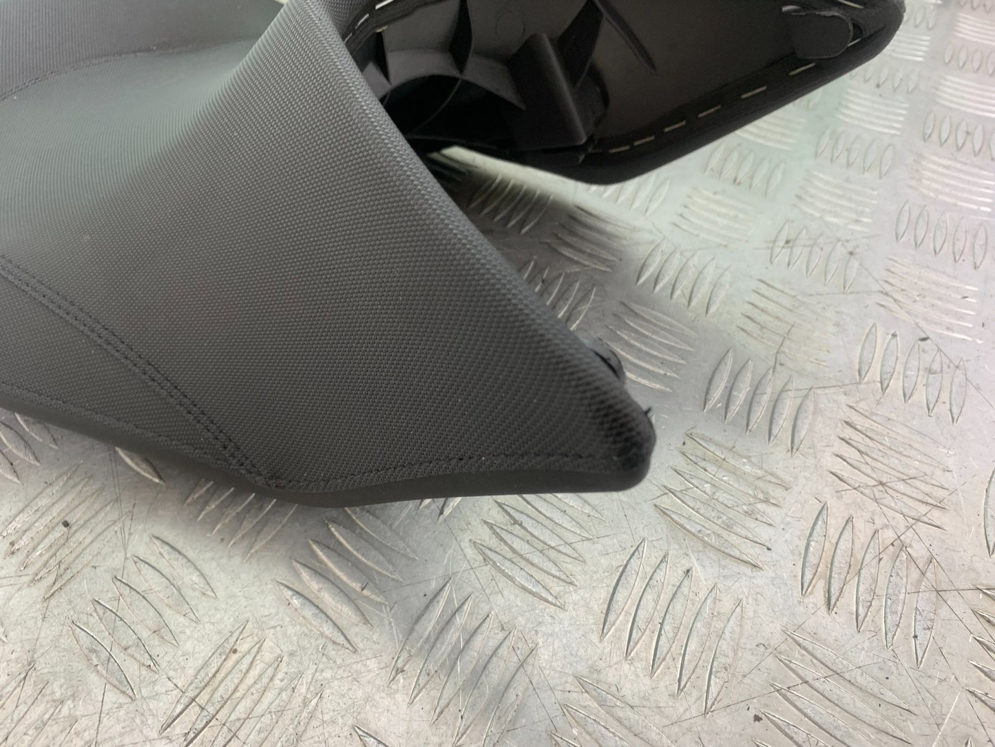 KTM 690 DUKE R LC4 FRONT RIDER SEAT YEAR 2012-2015  (CMB1180)