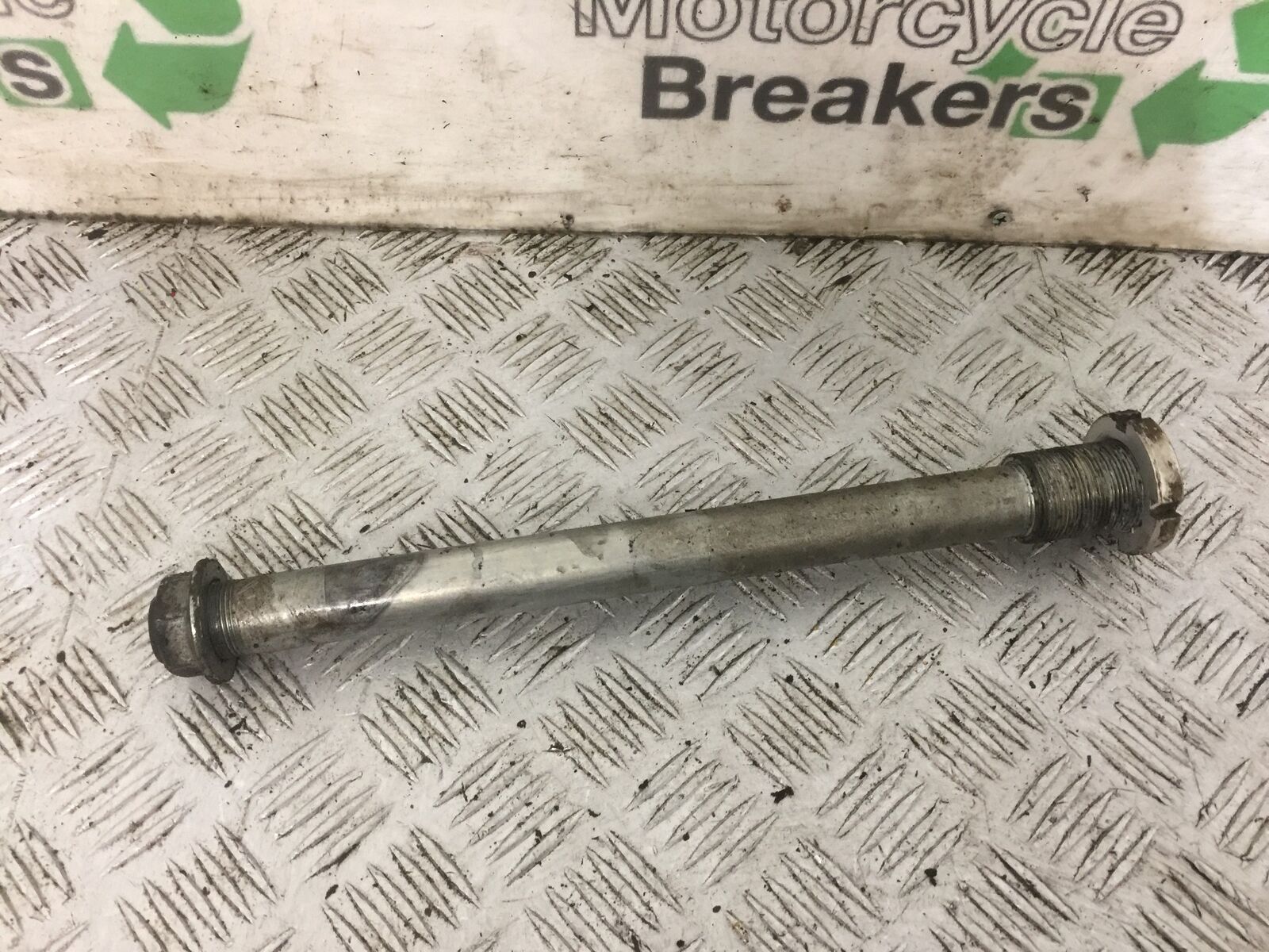 KAWASAKI ZX9R ZX9 E1 SWINGARM SPINDLE  YEAR 2000 (STOCK 795)