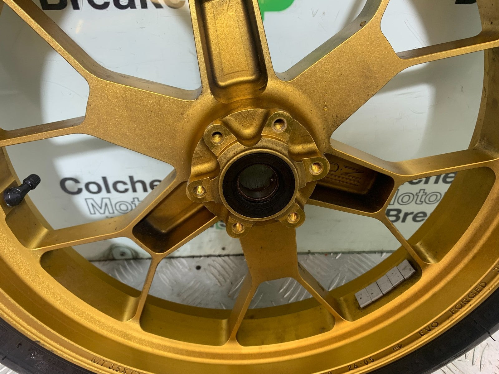 APRILIA RSV1000 R FACTORY OZ FRONT WHEEL   2004-09 (CMB1203)