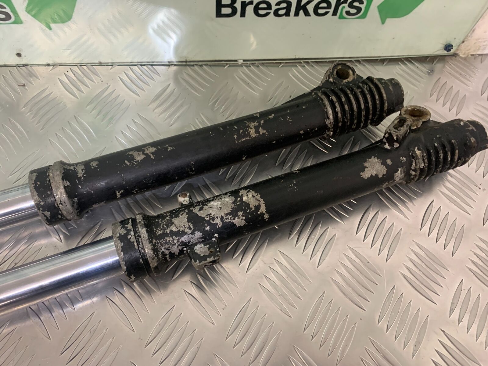 YAMAHA XT250 XT 250 FORKS   YEAR 1980-1982  (STOCK 944)