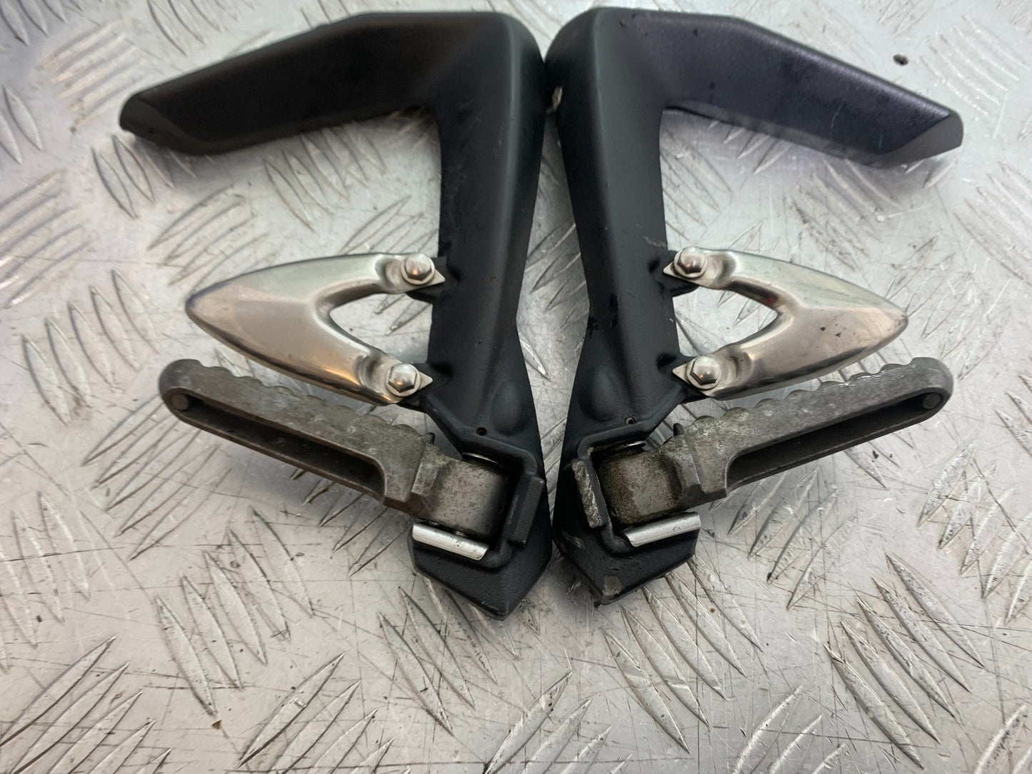 TRIUMPH 1050 SPRINT ST REAR HANGERS AND PEGS   2003-2011 (CMB1285)