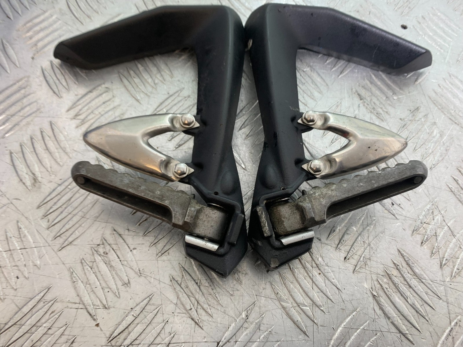 TRIUMPH 1050 SPRINT ST REAR HANGERS AND PEGS   2003-2011 (CMB1285)