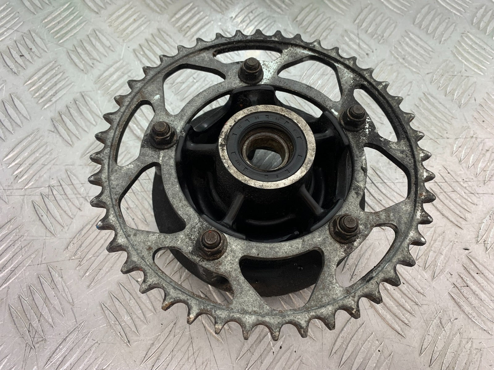TRIUMPH 955i DAYTONA REAR SPROCKET CARRIER  YEAR 2002-2006 (CMB1229)