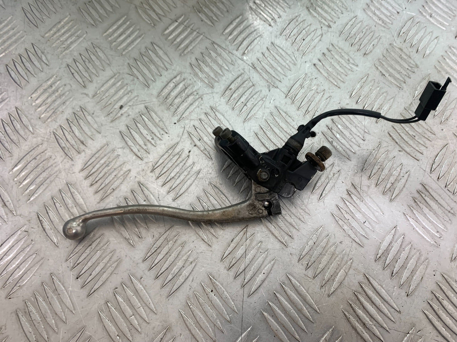 TRIUMPH T509 SPEED TRIPLE CLUTCH LEVER AND BRACKET YEAR 1997-1998 (CMB1144)